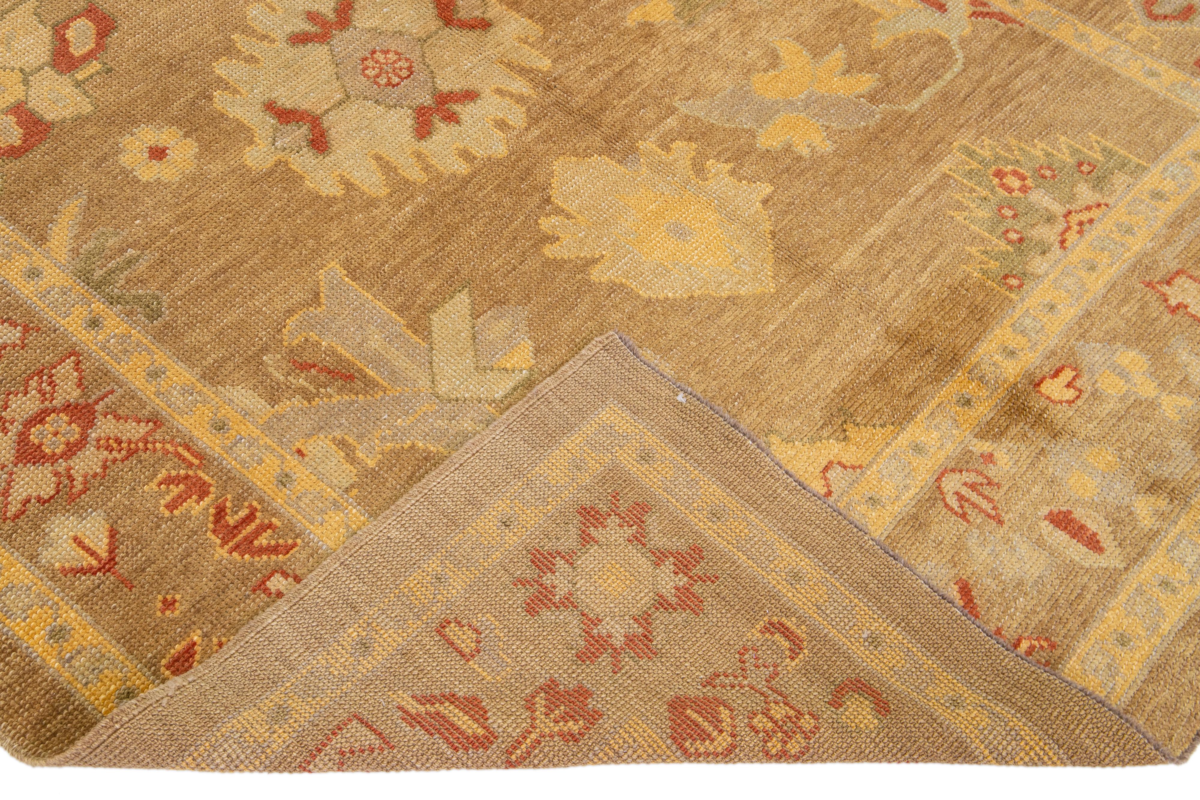 Schöner türkischer Oushak handgeknüpfter Wollteppich mit dem hellbraunen Feld. Dieser türkische Teppich hat mehrfarbige Akzente in einem prächtigen floralen Layout-Motiv.

Dieser Teppich misst: 6'3
