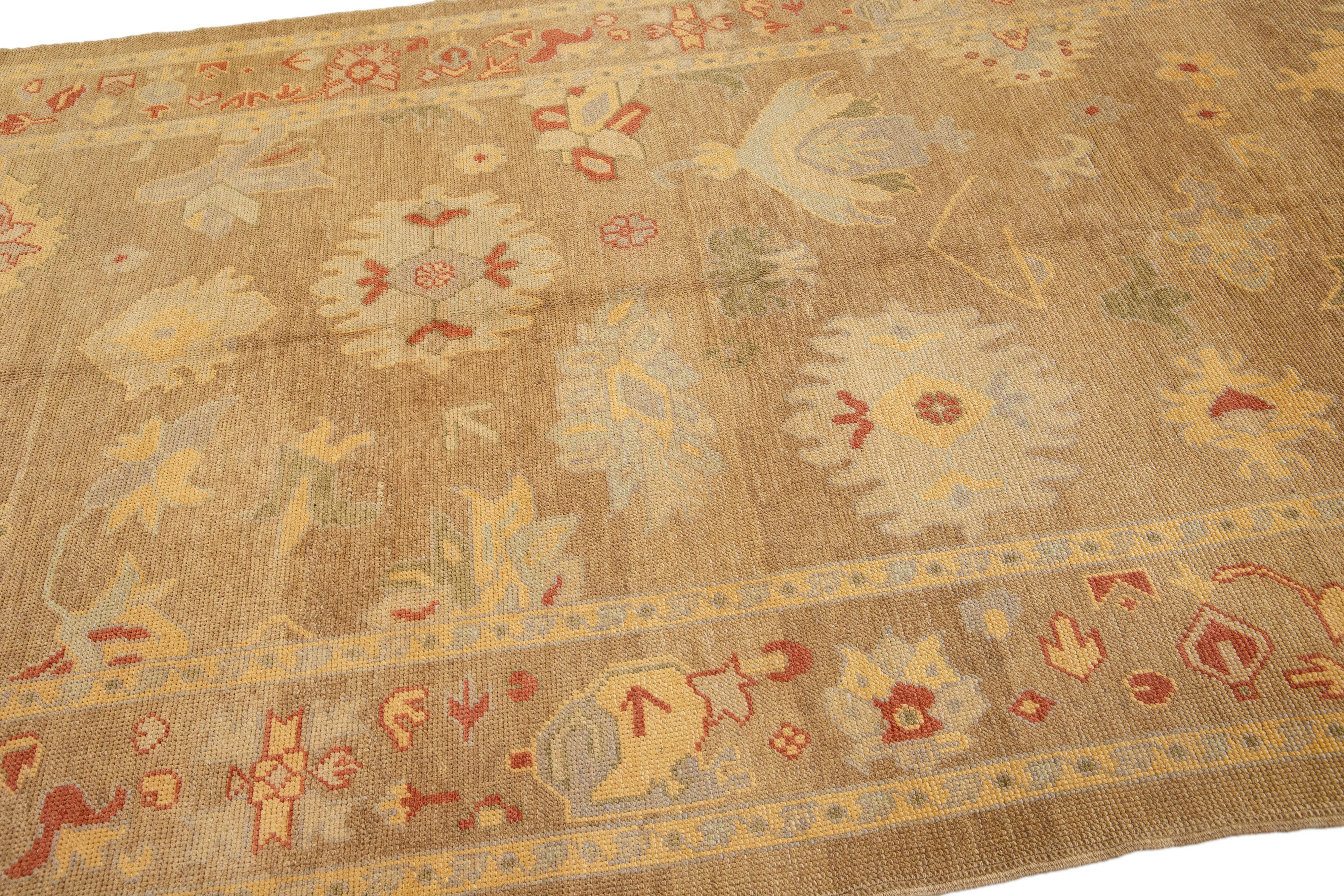 Moderner moderner türkischer handgefertigter Oushak-Teppich aus brauner Wolle mit Blumenmotiv im Angebot 1