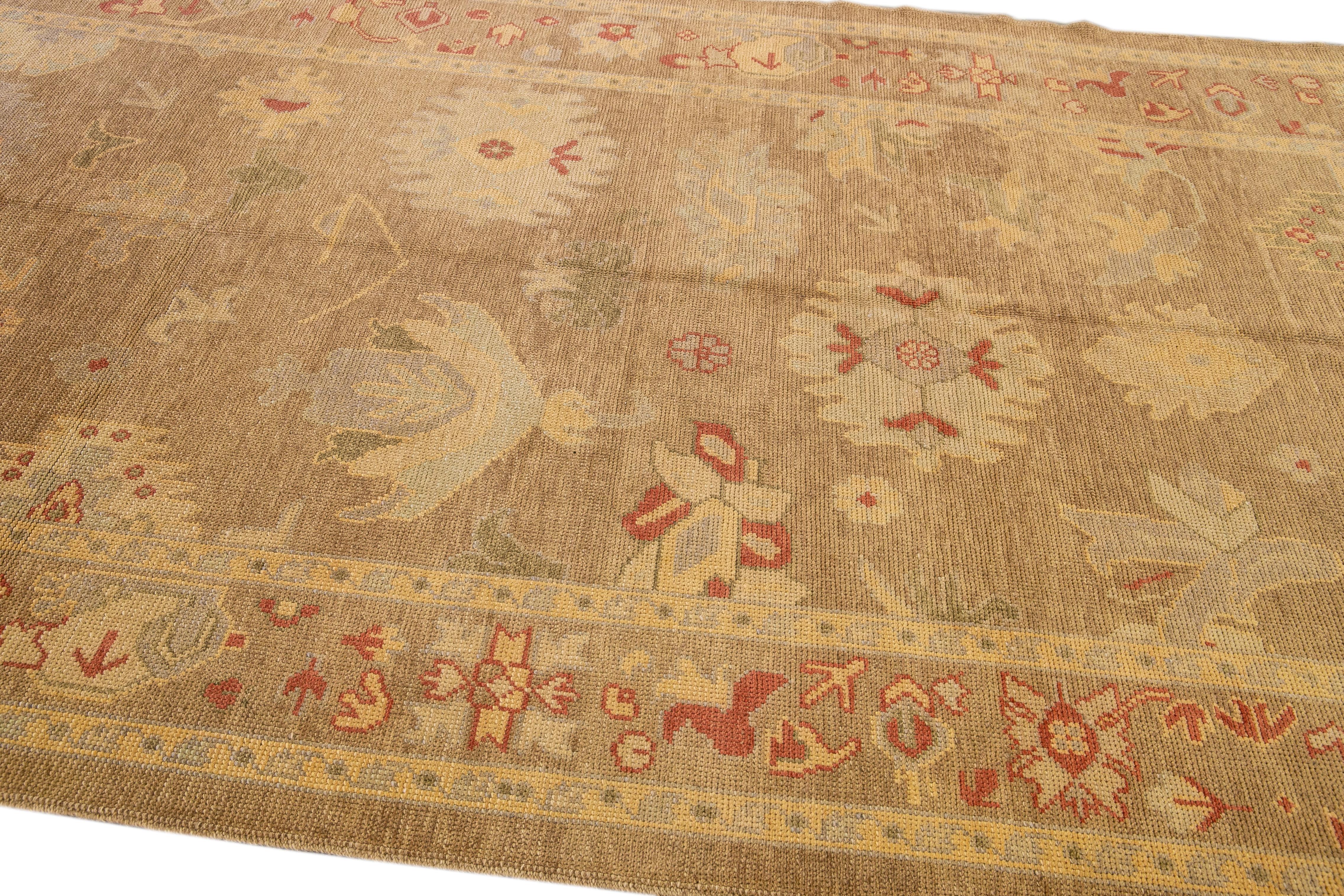 Moderner moderner türkischer handgefertigter Oushak-Teppich aus brauner Wolle mit Blumenmotiv (Handgeknüpft) im Angebot