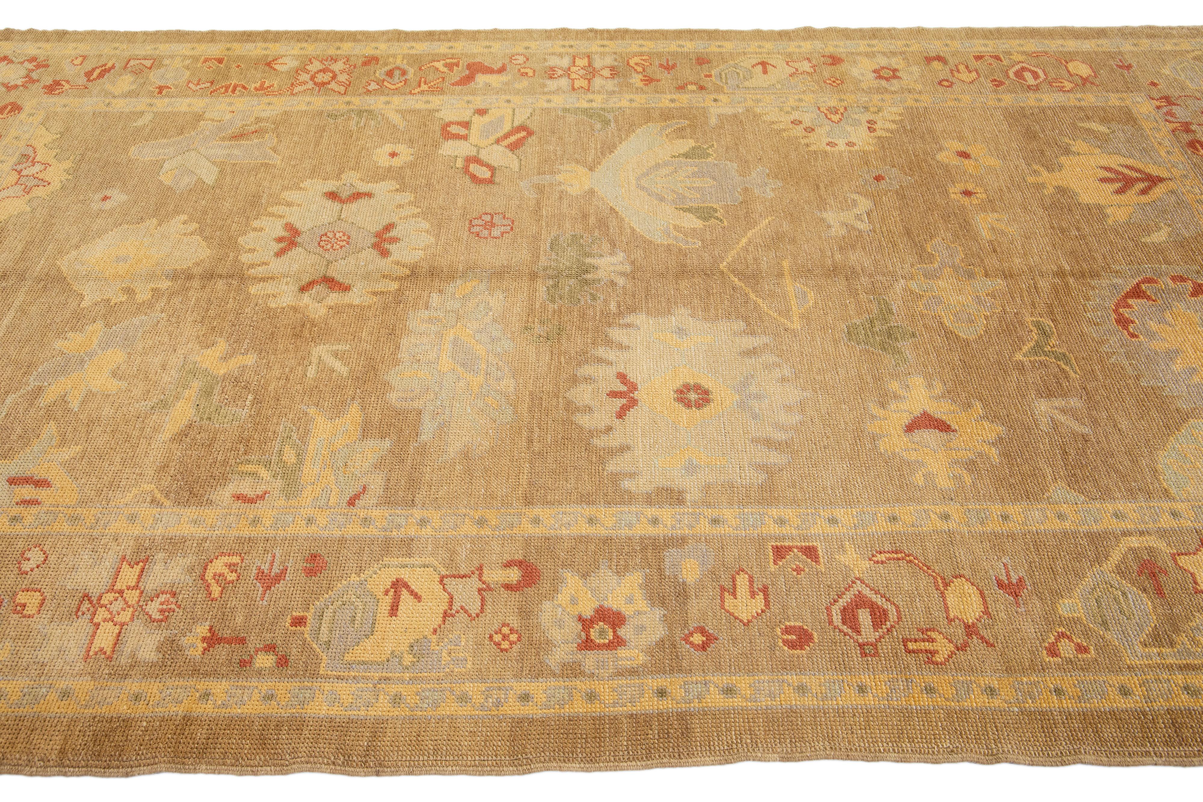 Moderner moderner türkischer handgefertigter Oushak-Teppich aus brauner Wolle mit Blumenmotiv im Angebot 2
