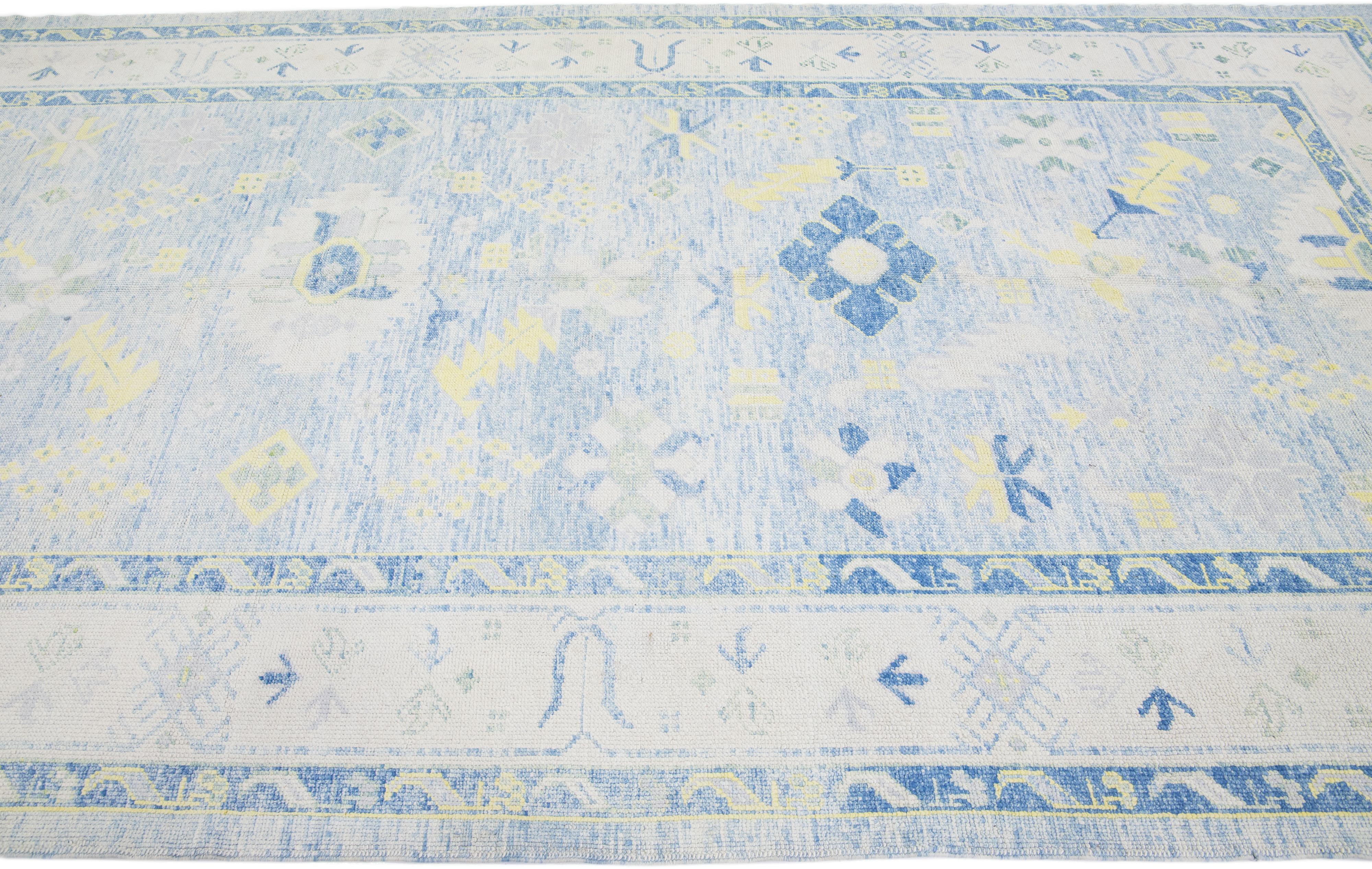 Türkischer Oushak-Galerie-Wollteppich mit gelbem und grünem Blumenmotiv, handgefertigt im Zustand „Neu“ im Angebot in Norwalk, CT