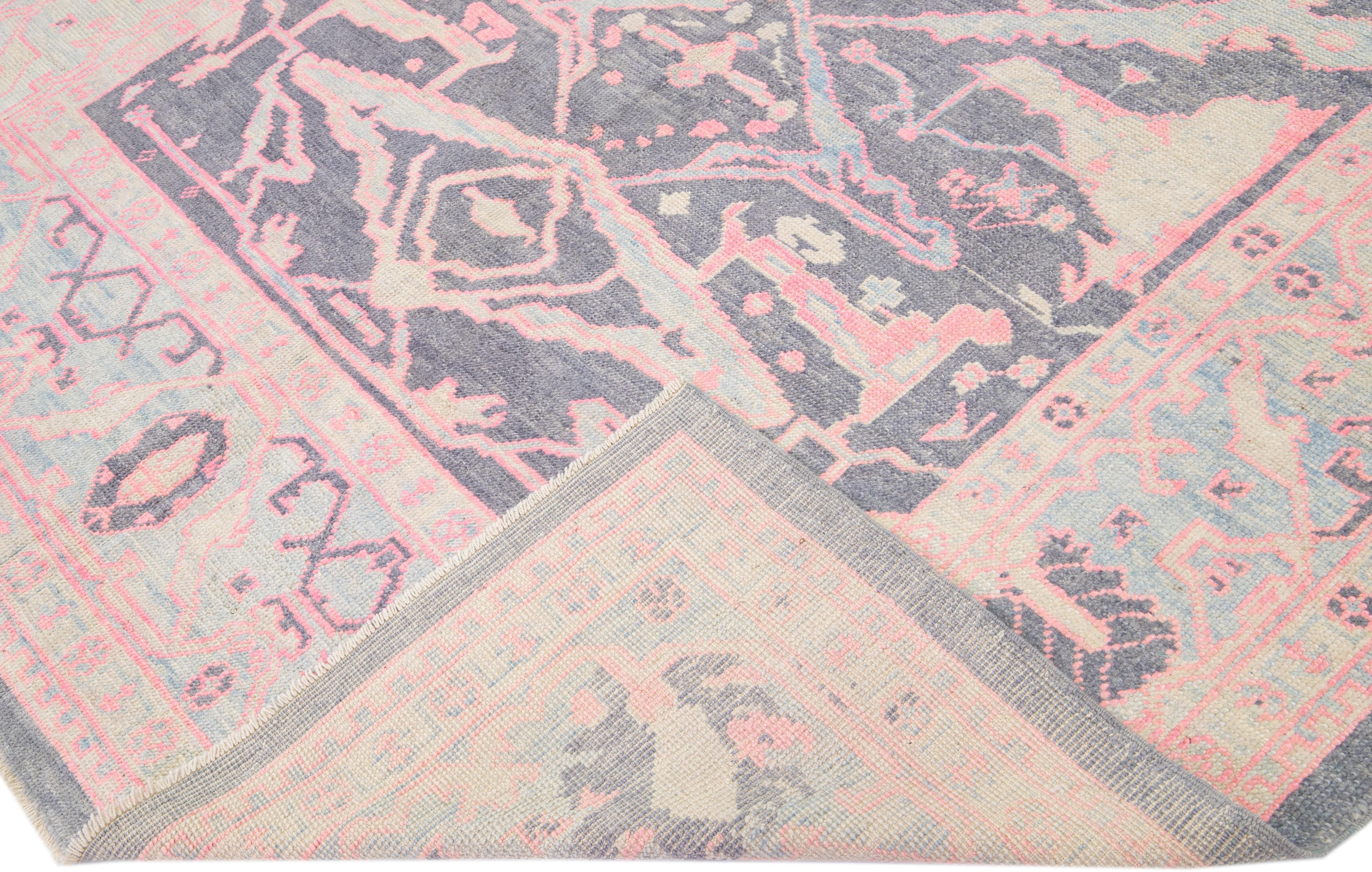 Magnifique tapis turc moderne en laine Oushak nouée à la main avec un champ de couleurs gris et rose dans un magnifique motif floral.

Ce tapis mesure : 7'10