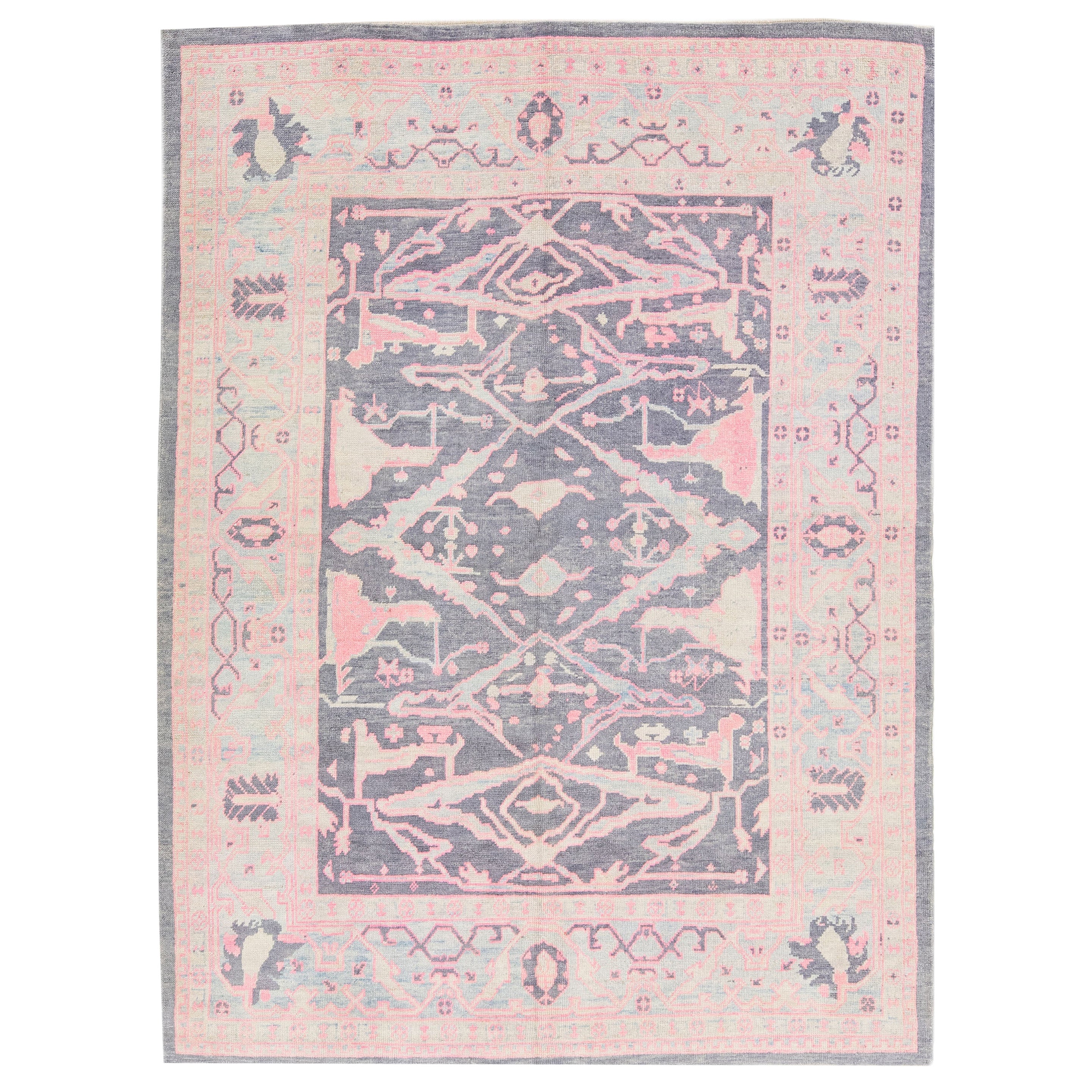 Moderner moderner türkischer handgefertigter Oushak-Teppich aus grauer und rosa Wolle mit floralem Design im Angebot