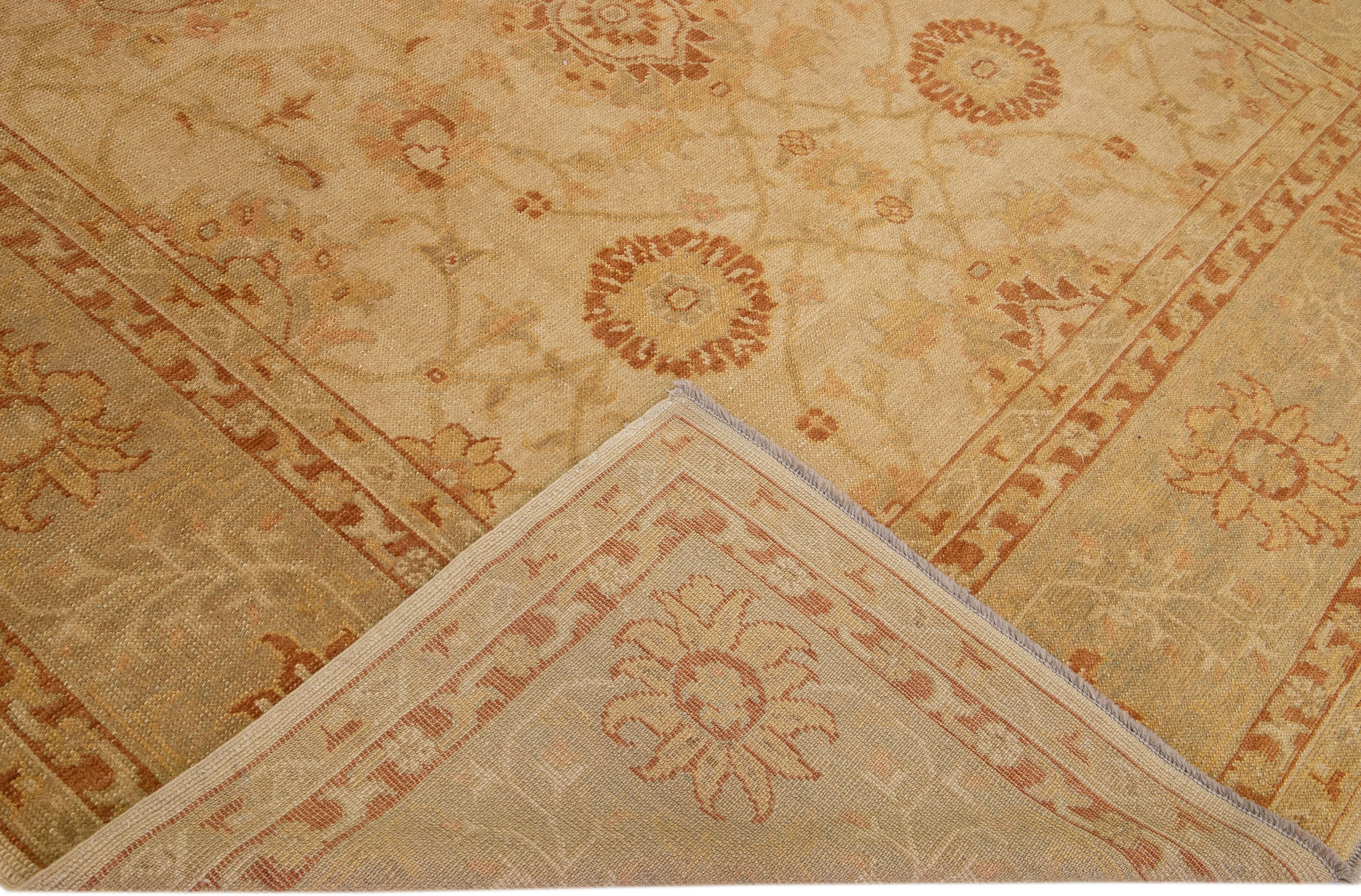 Schöner moderner türkischer handgeknüpfter Wollteppich mit einem hellbraunen Feld. Dieser Teppich hat einen grauen Rahmen mit mehrfarbigen Akzenten in einem wunderschönen, großflächigen Blumenmuster.

Dieser Teppich misst: 9'6