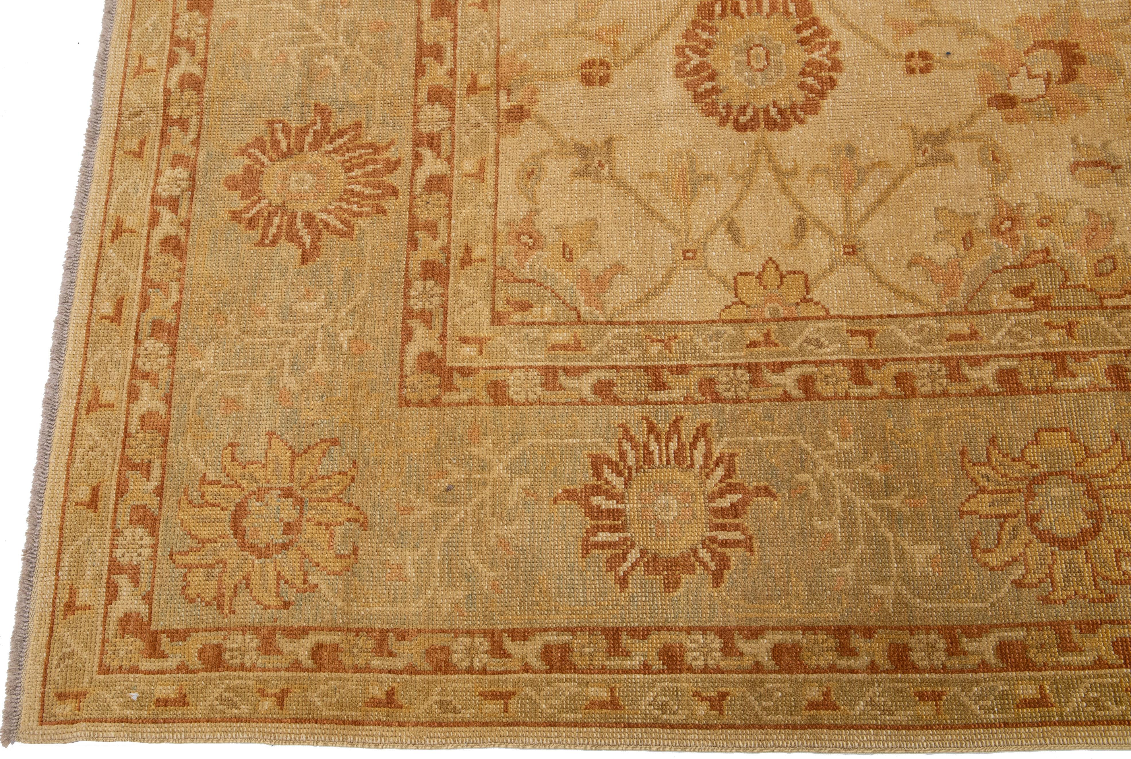 Moderner moderner türkischer handgefertigter Oushak-Teppich aus hellbrauner geblümter Wolle (Handgeknüpft) im Angebot
