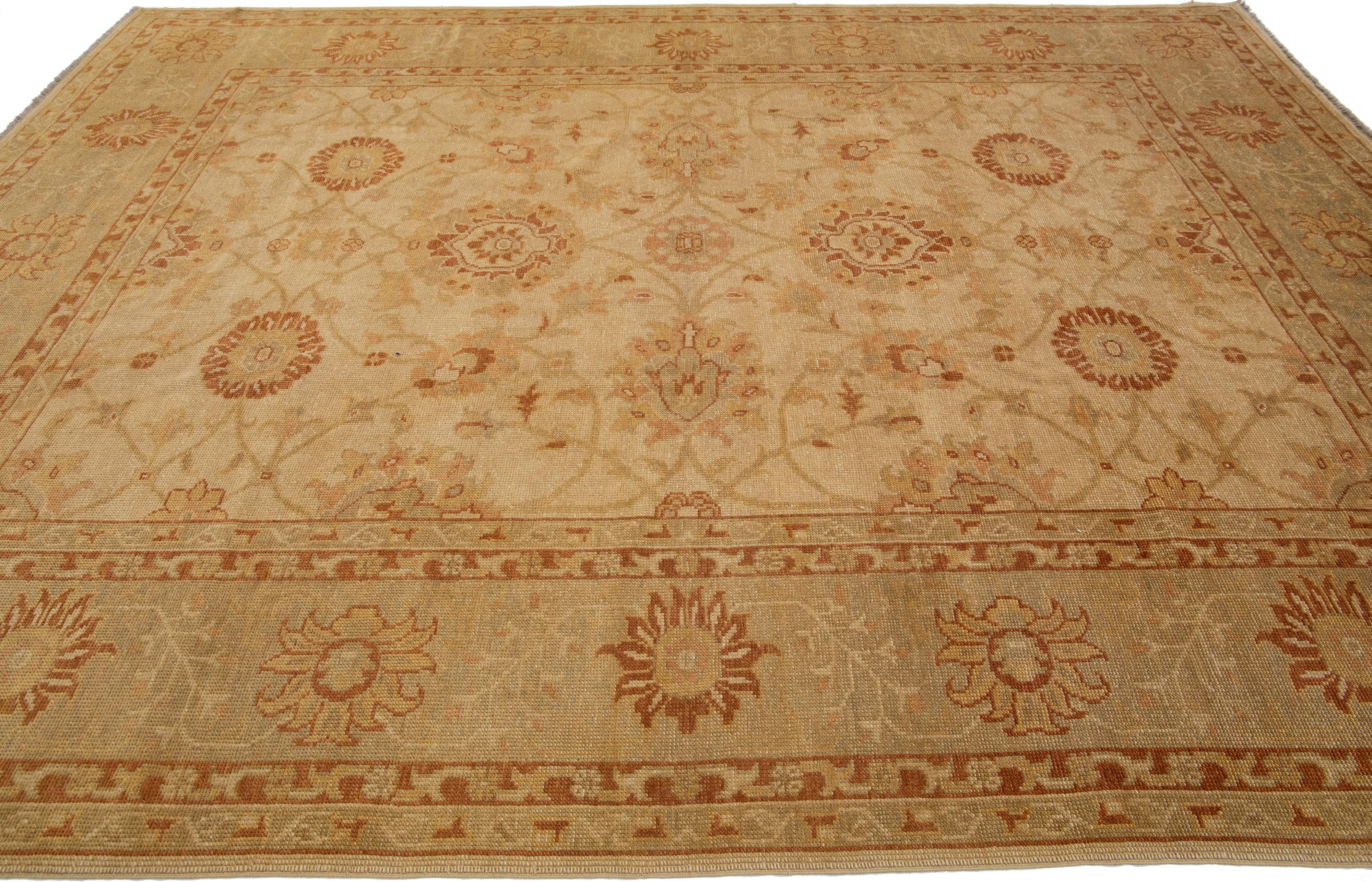 Moderner moderner türkischer handgefertigter Oushak-Teppich aus hellbrauner geblümter Wolle (21. Jahrhundert und zeitgenössisch) im Angebot