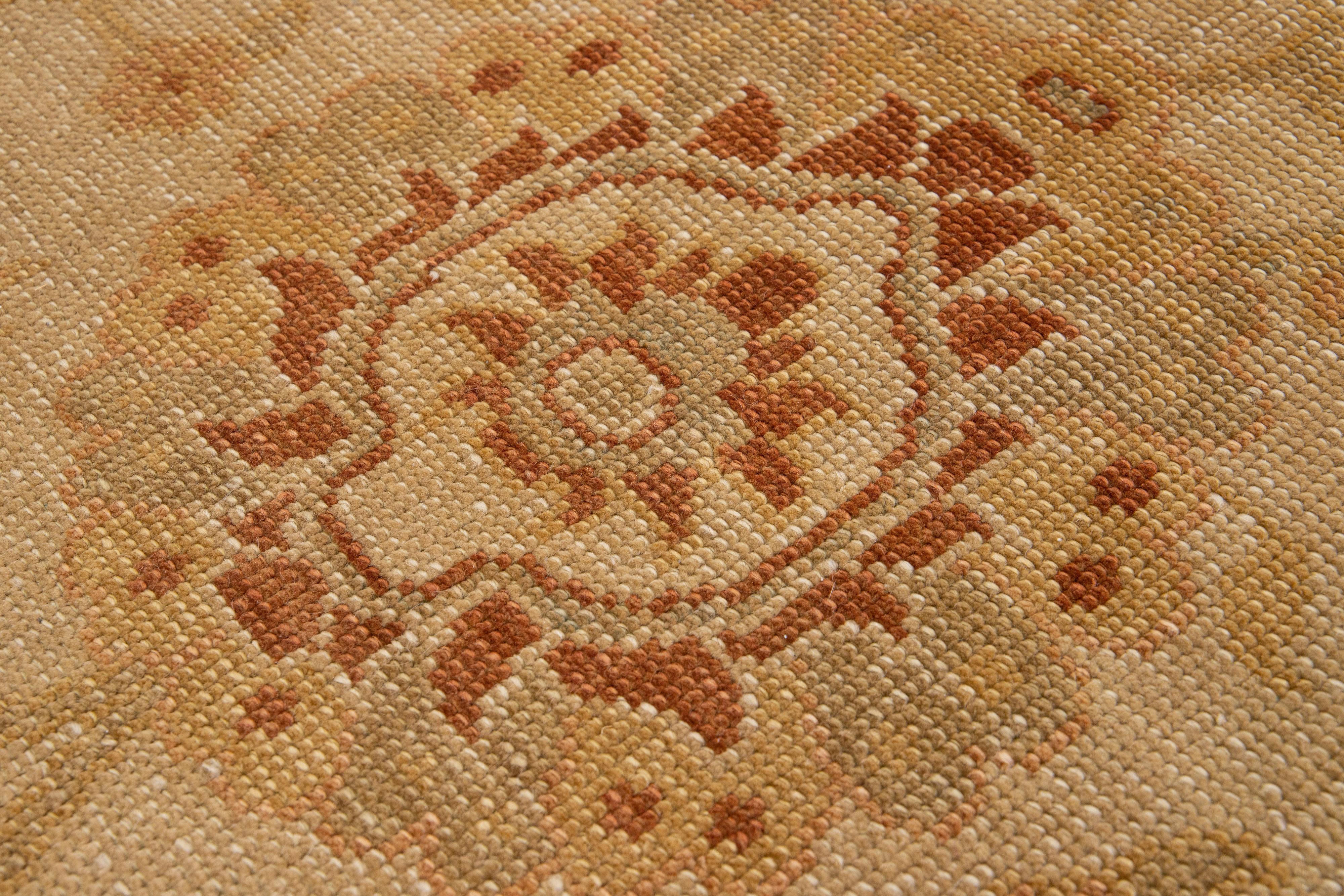 Moderner moderner türkischer handgefertigter Oushak-Teppich aus hellbrauner geblümter Wolle im Angebot 1