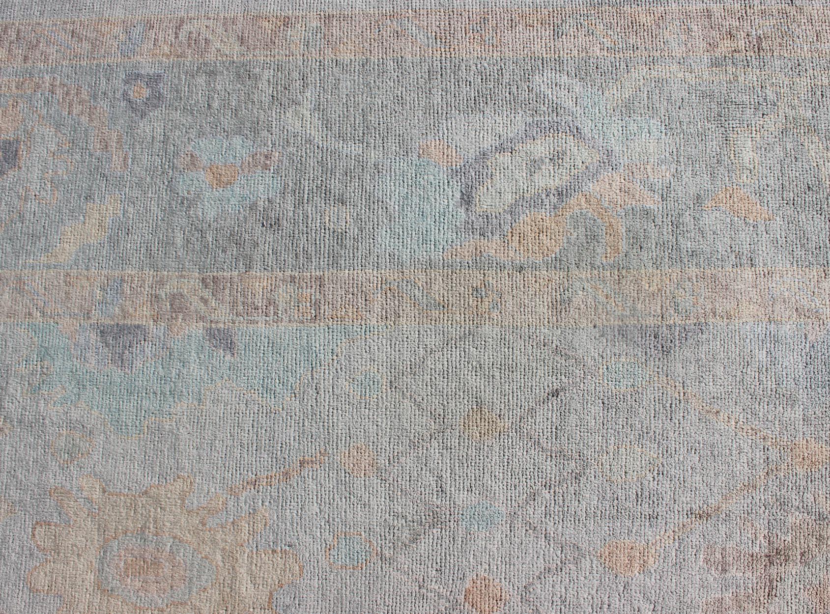 Tappeto moderno turco Oushak di grandi dimensioni in Greene & Greene, Azzurro e Multicolore in vendita 3