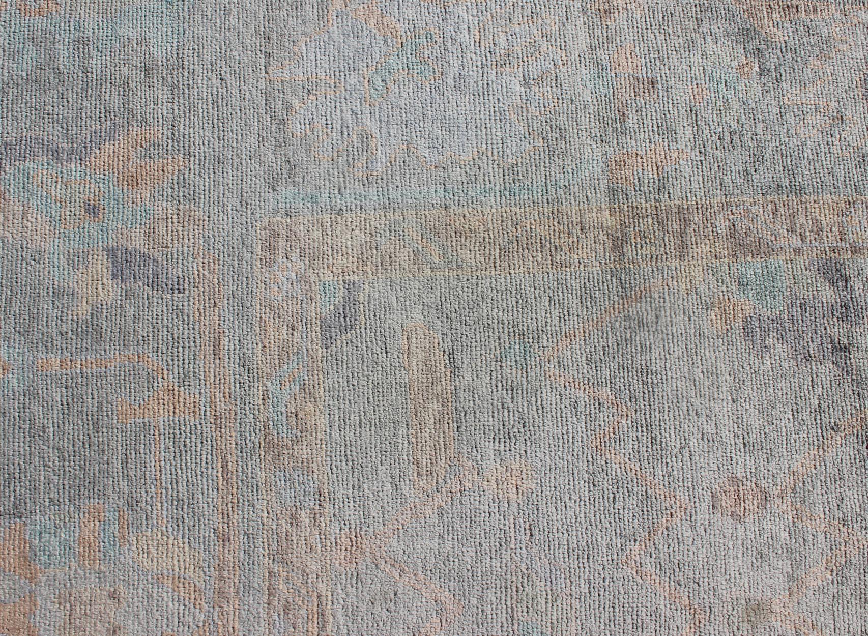Tappeto moderno turco Oushak di grandi dimensioni in Greene & Greene, Azzurro e Multicolore in vendita 4