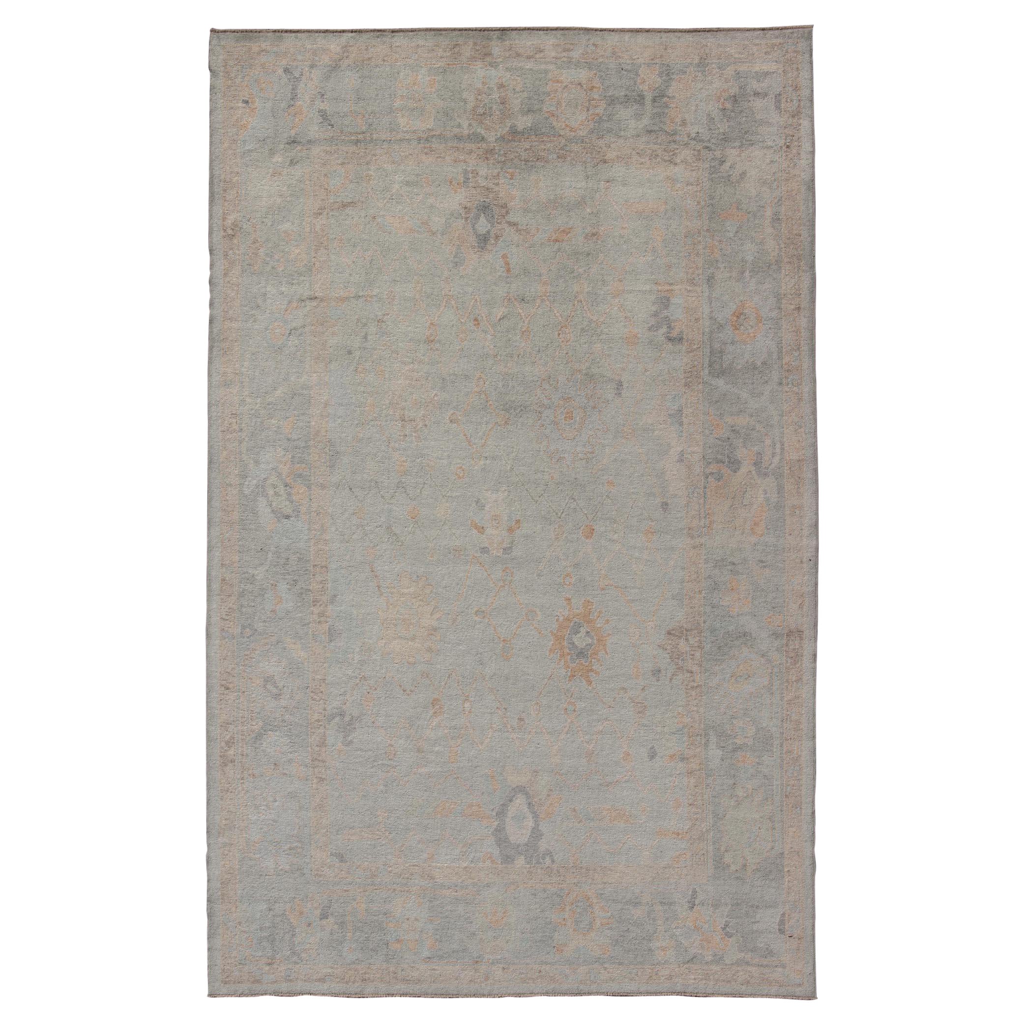 Grand tapis turc moderne Oushak en vert écume de mer, bleu clair et multicolore