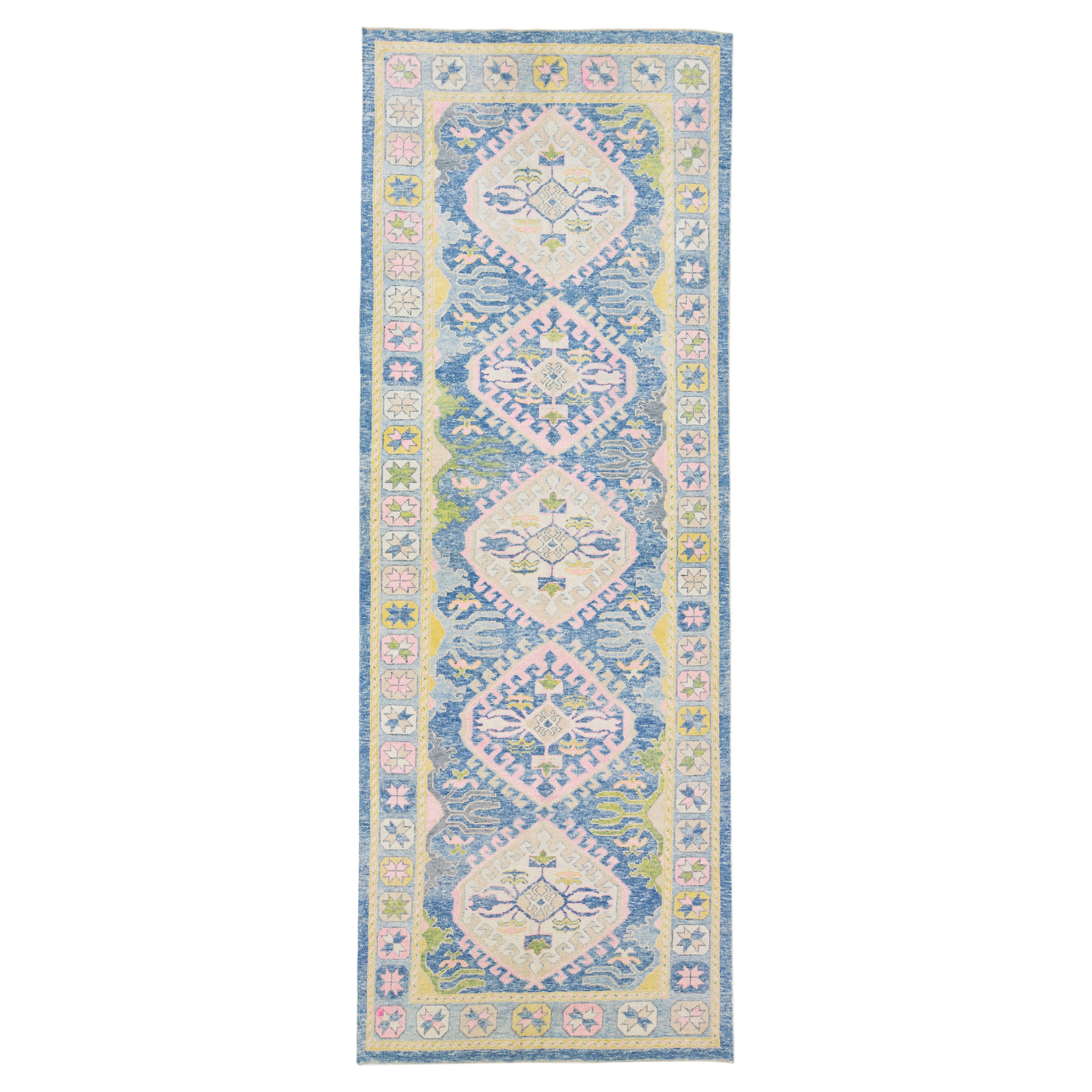 Runner turco moderno in lana Oushak multicolore fatto a mano con design tribale in vendita