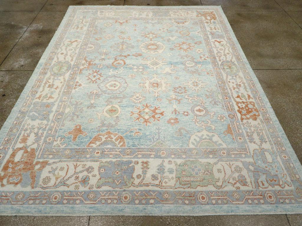 Dieser exquisite türkische Oushak-Teppich des 21. Jahrhunderts mit den Maßen 9' 0