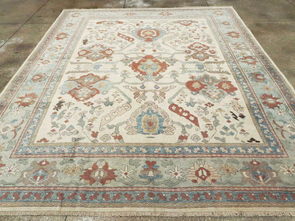 Dieser exquisite türkische Oushak-Teppich des 21. Jahrhunderts mit den Maßen 9' 3