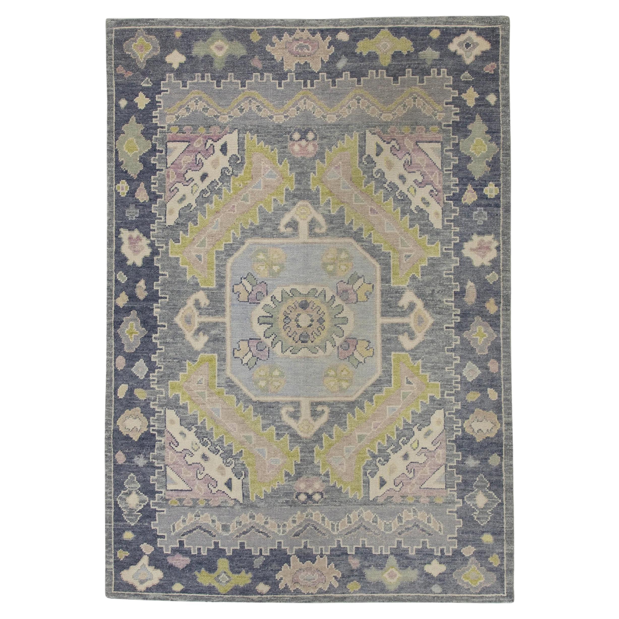 Türkischer Oushak-Teppich aus handgewebter Wolle in Violett mit grünem Blumenmuster 5'1" X 7'6" im Angebot