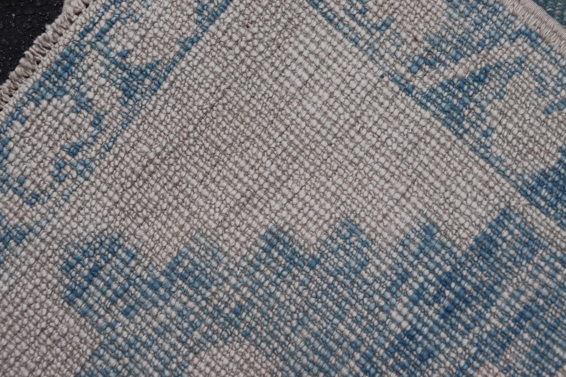 Moderner türkischer Oushak-Teppich in Blau und Beige mit geometrischem Design 2'6 x 3'8 im Angebot 3