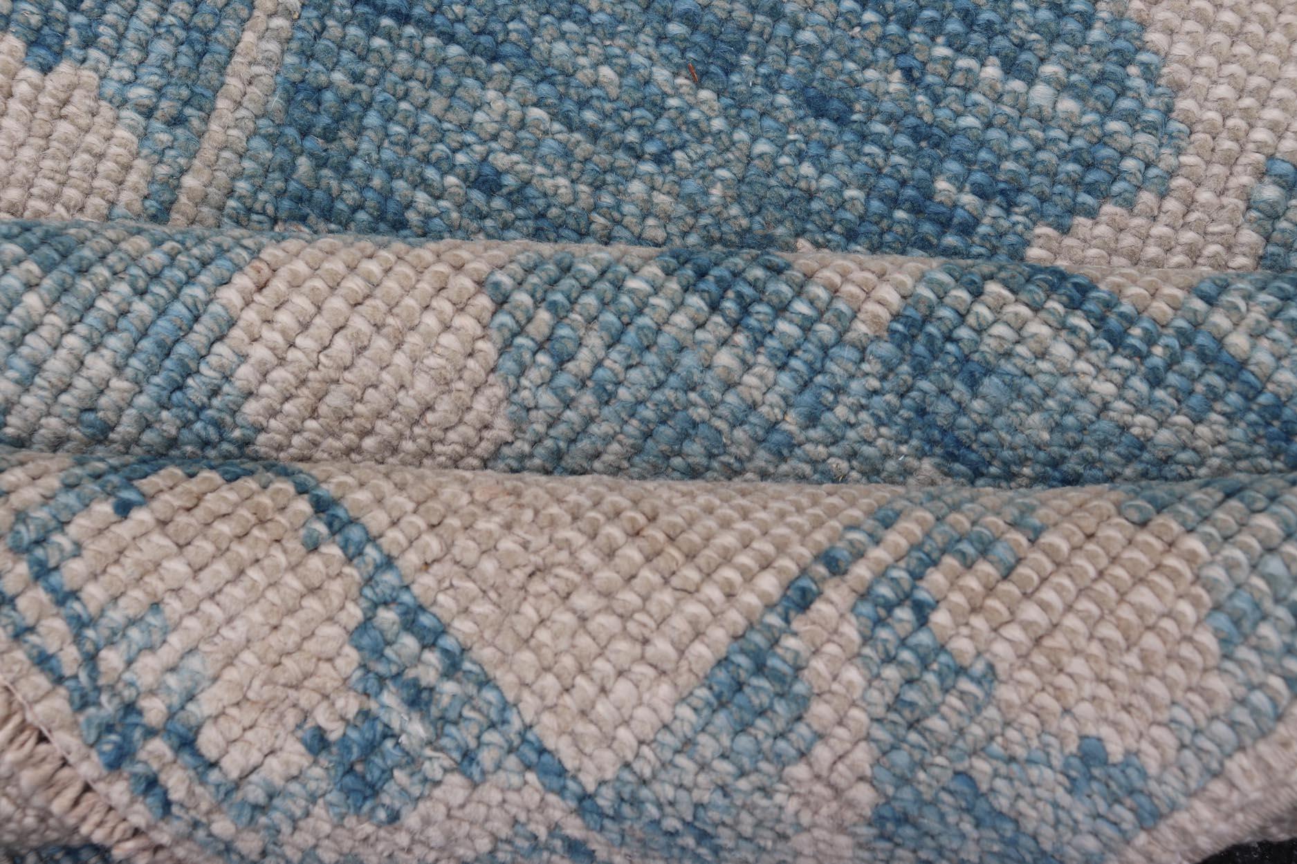 Moderner türkischer Oushak-Teppich in Blau und Beige mit geometrischem Design 2'6 x 3'8 im Angebot 4