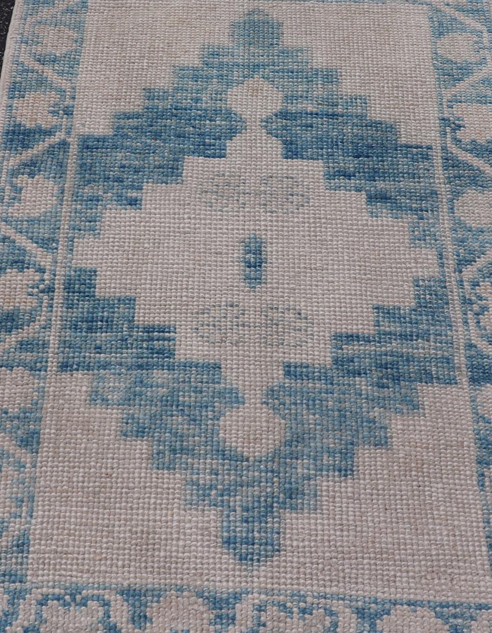 Maße: 2'6 x 3'8 

Moderner türkischer Oushak-Teppich Blau und Beige Geometrisches Design 2'6 x 3'8 .Keivan Woven Arts / Teppich / EN-861 Herkunftsland / Typ: Türkei / Oushak 

Die Reproduktion des türkischen Oushak-Teppichs zeichnet sich durch eine