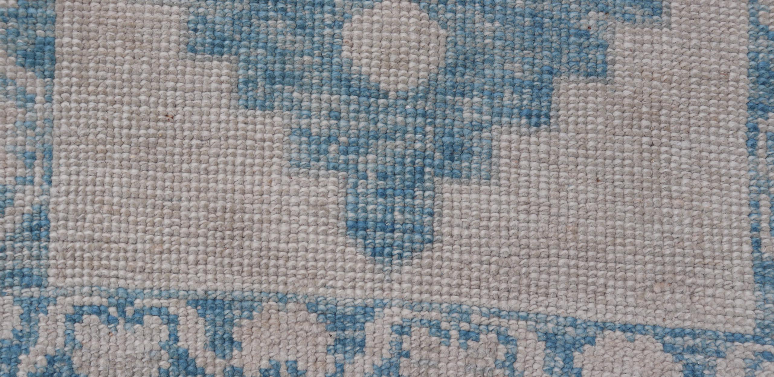Moderner türkischer Oushak-Teppich in Blau und Beige mit geometrischem Design 2'6 x 3'8 (Handgeknüpft) im Angebot