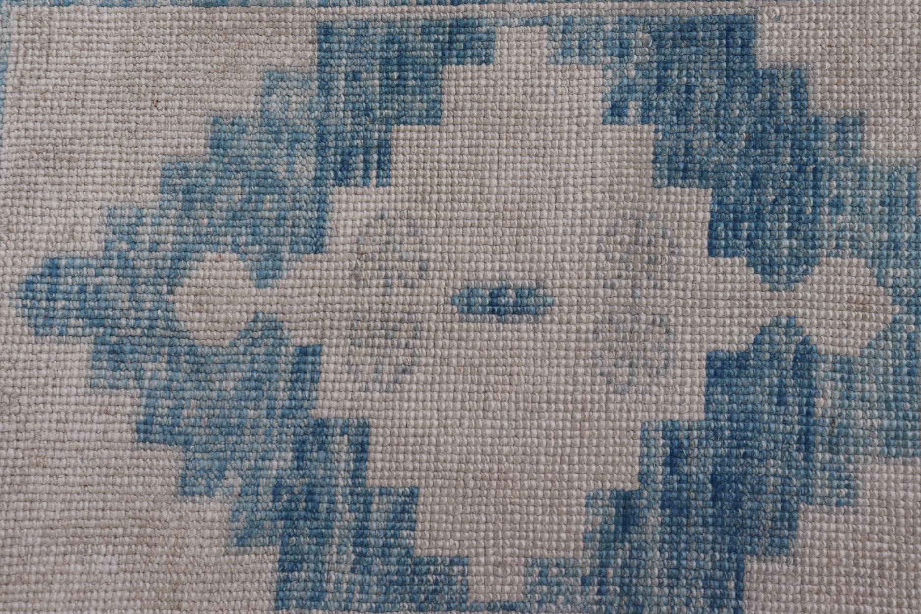 Moderner türkischer Oushak-Teppich in Blau und Beige mit geometrischem Design 2'6 x 3'8 (21. Jahrhundert und zeitgenössisch) im Angebot