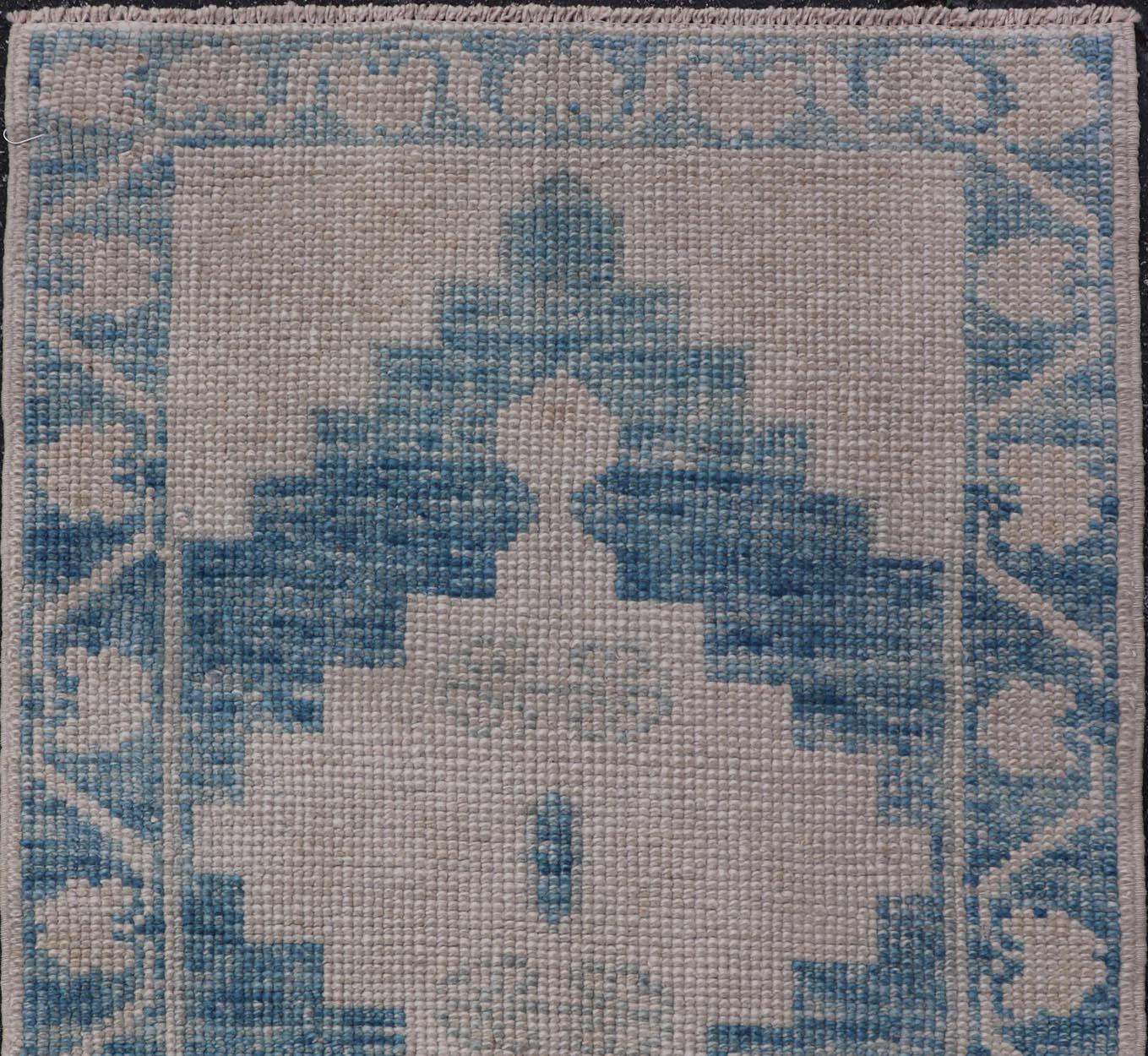 Moderner türkischer Oushak-Teppich in Blau und Beige mit geometrischem Design 2'6 x 3'8 (Wolle) im Angebot