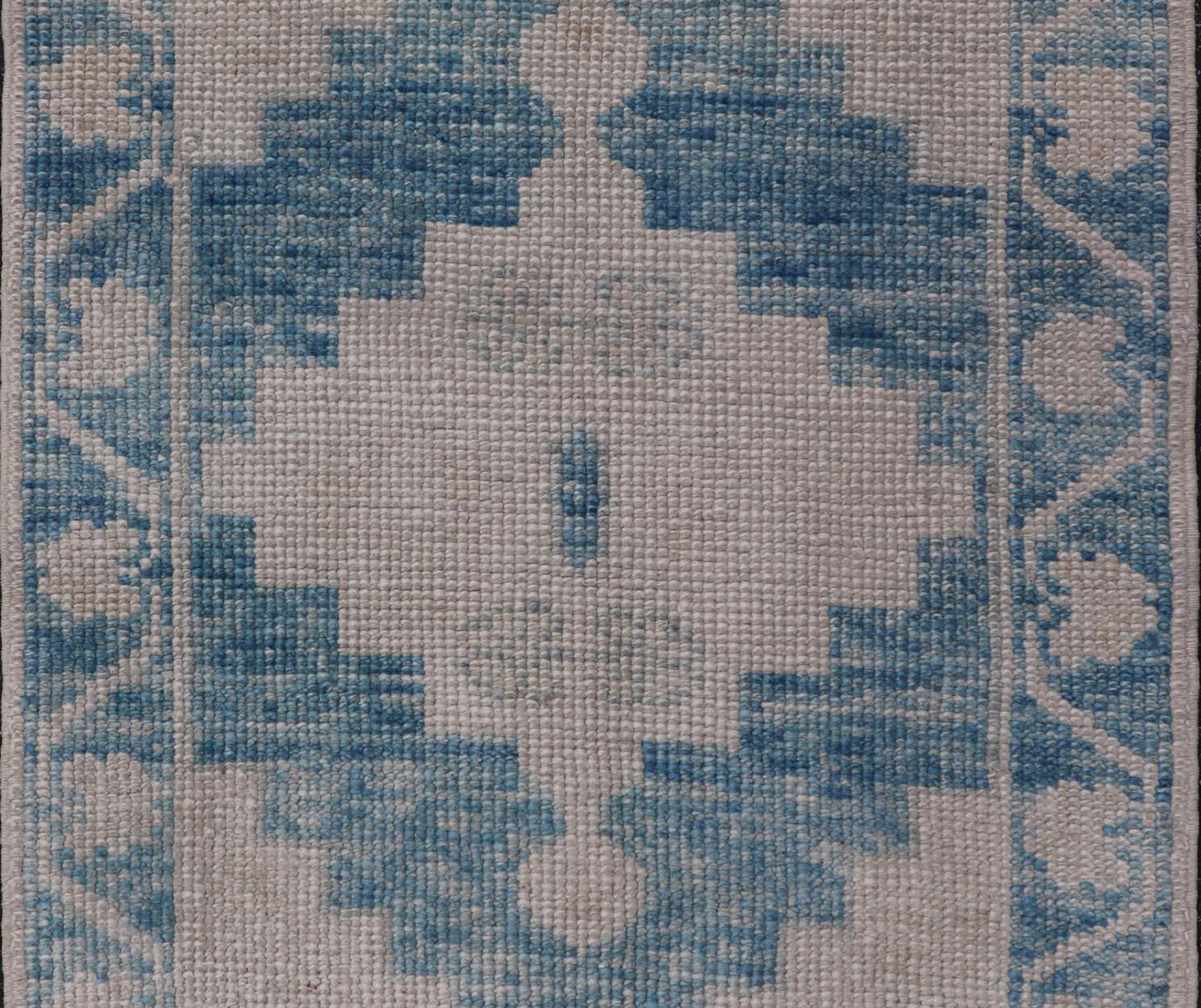 Moderner türkischer Oushak-Teppich in Blau und Beige mit geometrischem Design 2'6 x 3'8 im Angebot 1
