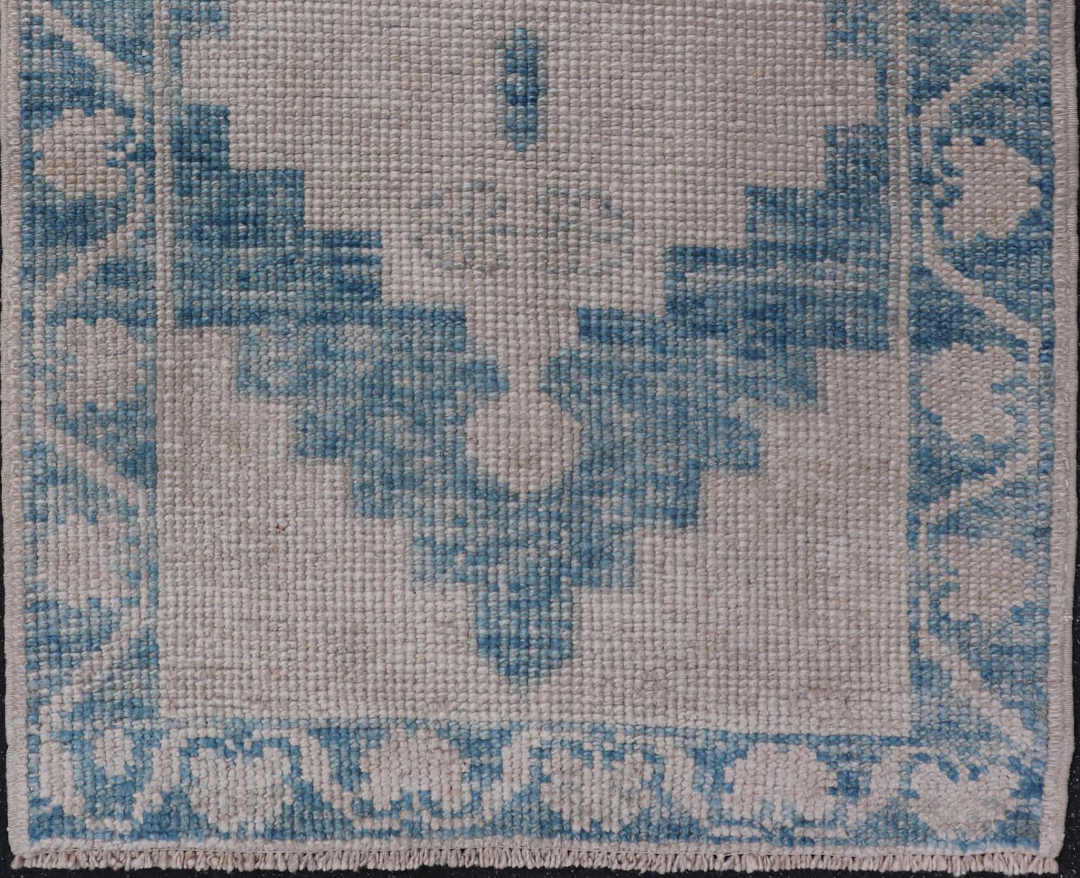 Moderner türkischer Oushak-Teppich in Blau und Beige mit geometrischem Design 2'6 x 3'8 im Angebot 2