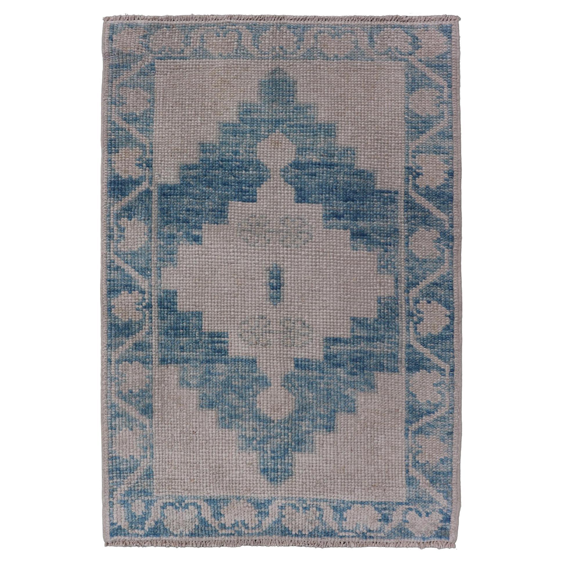 Moderner türkischer Oushak-Teppich in Blau und Beige mit geometrischem Design 2'6 x 3'8