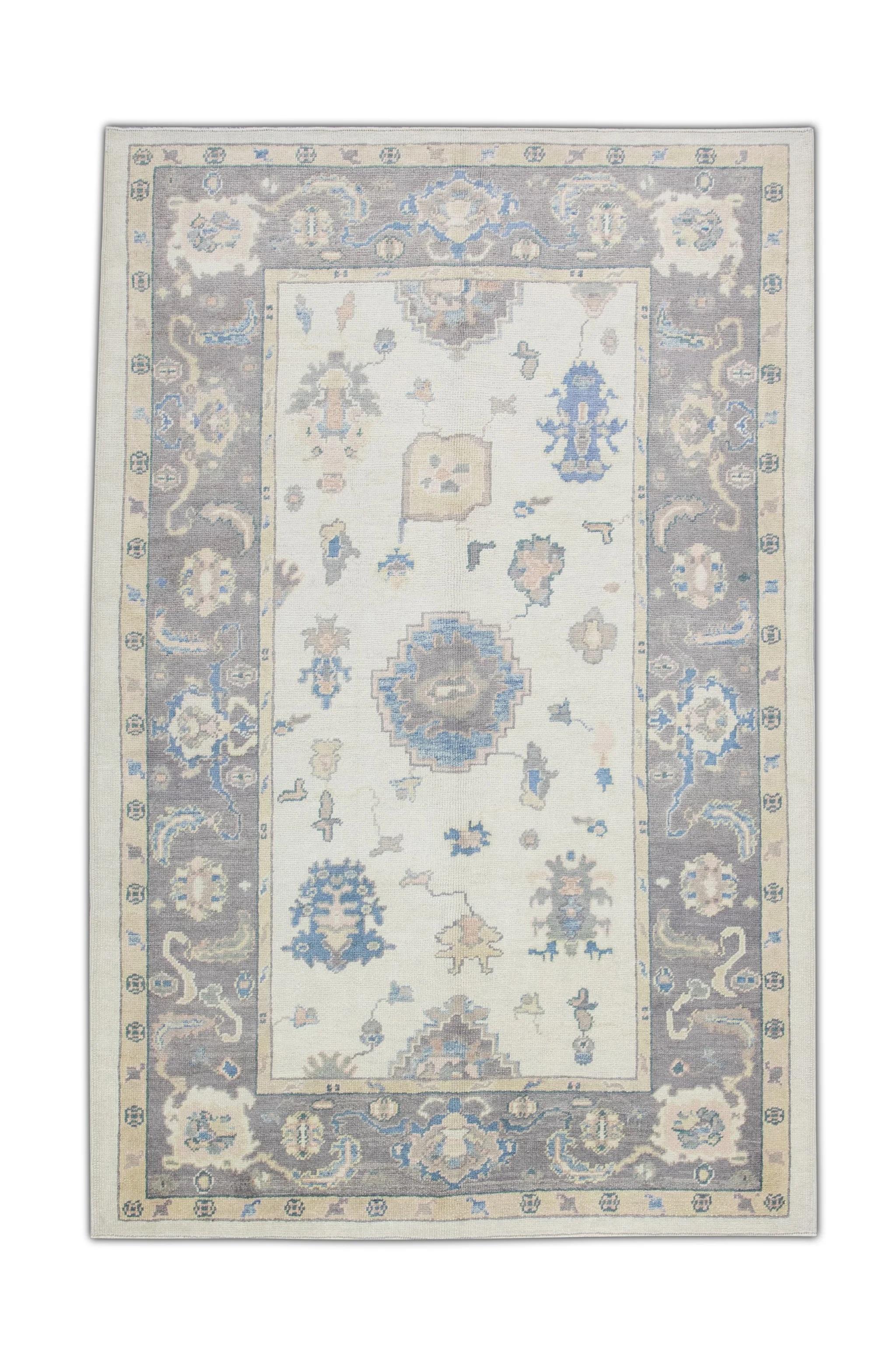 Türkischer Oushak-Teppich aus handgewebter Wolle in Blau und Lila in floralem Design 6'1