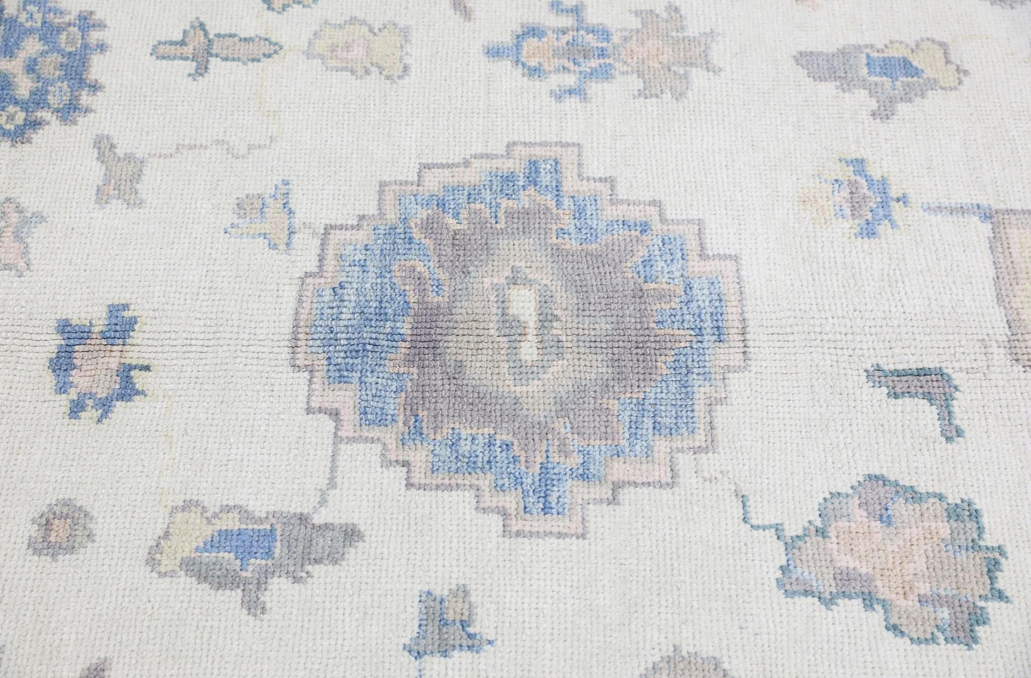 Dieser moderne türkische Oushak-Teppich ist ein atemberaubendes Kunstwerk, das von erfahrenen Kunsthandwerkern mit traditionellen Techniken handgewebt wurde. Der Teppich weist komplizierte Muster und eine weiche Farbpalette auf, die durch die