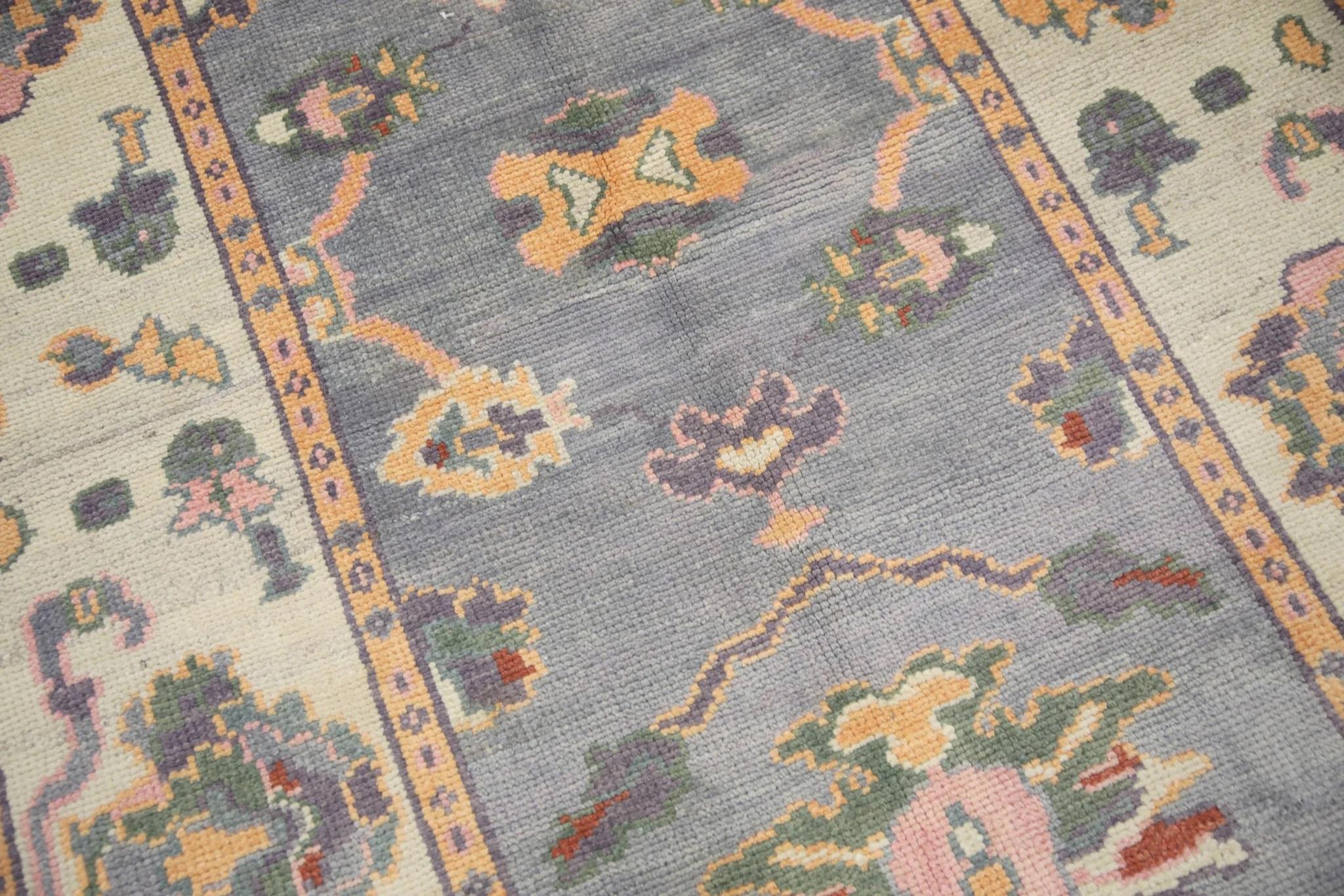 Dieser moderne türkische Oushak-Teppich ist ein atemberaubendes Kunstwerk, das von erfahrenen Kunsthandwerkern mit traditionellen Techniken handgewebt wurde. Der Teppich weist komplizierte Muster und eine weiche Farbpalette auf, die durch die