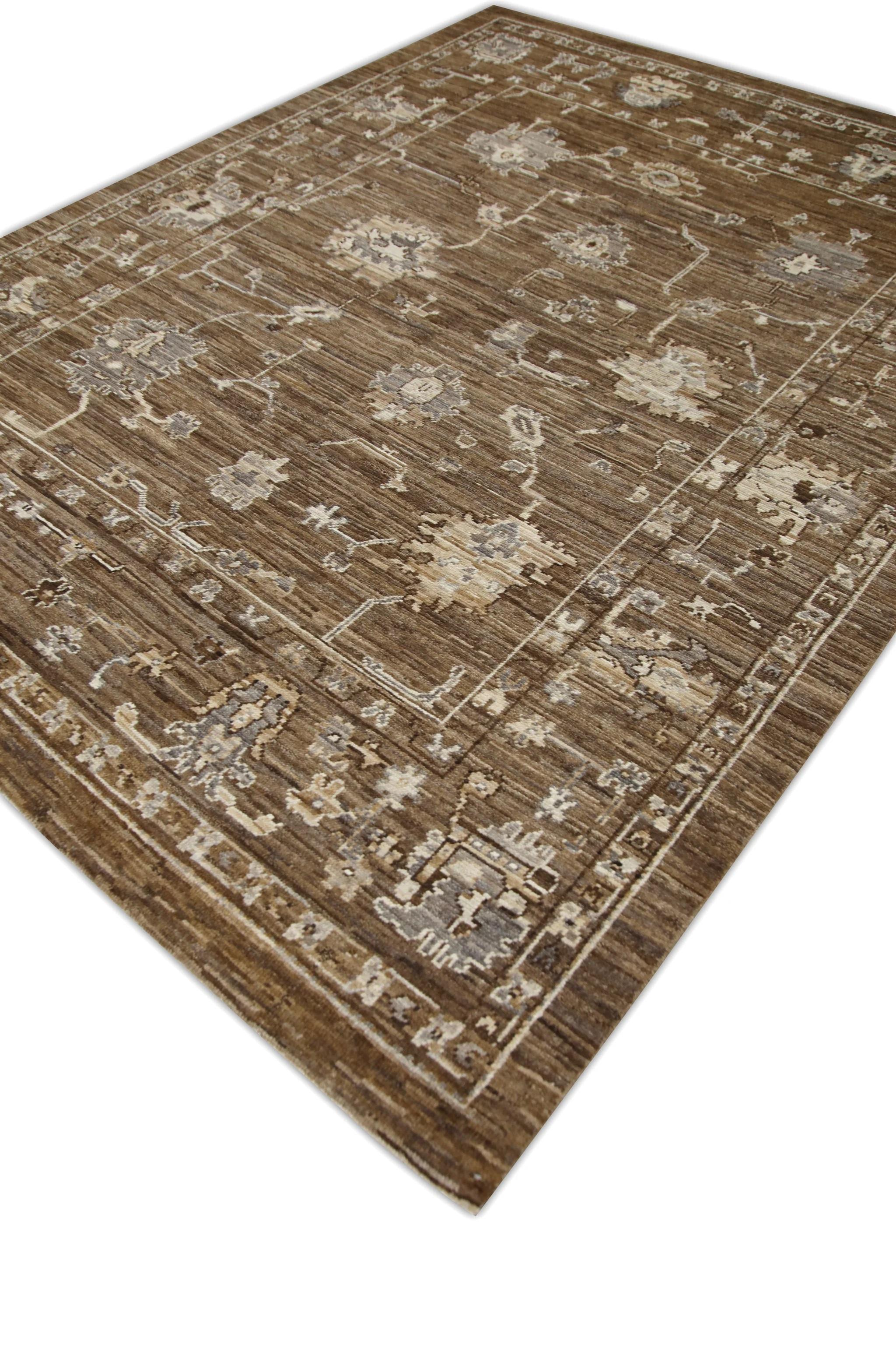 Ce tapis oushak turc moderne est une œuvre d'art étonnante, tissée à la main selon des techniques traditionnelles par des artisans qualifiés. Le tapis présente des motifs complexes et une palette de couleurs douces obtenue grâce à l'utilisation de