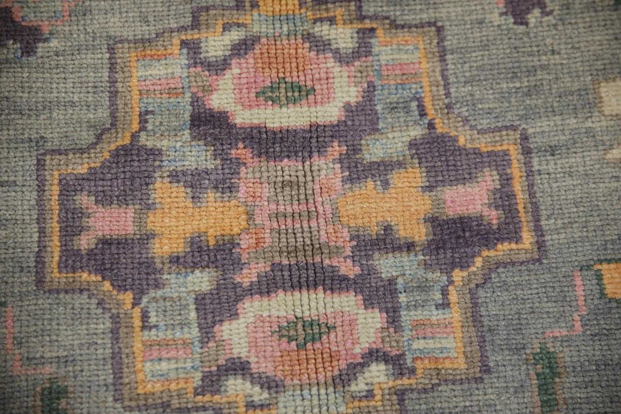 Handgewebter türkischer Oushak-Teppich aus Wolle in Violett und Rosa mit Blumenmuster 6'4
