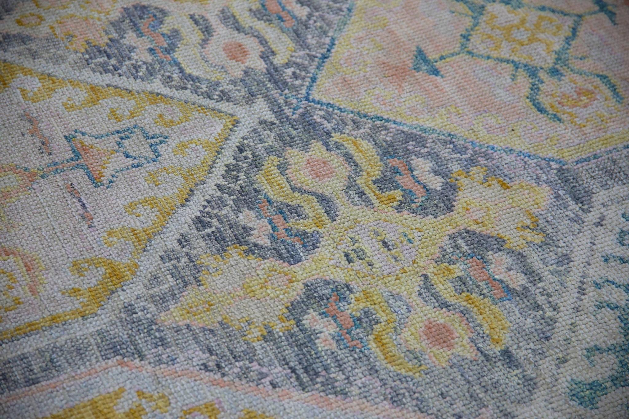 Handgewebter türkischer Oushak-Teppich aus Wolle in Rosa & Lila mit Medaillonmuster 6'3