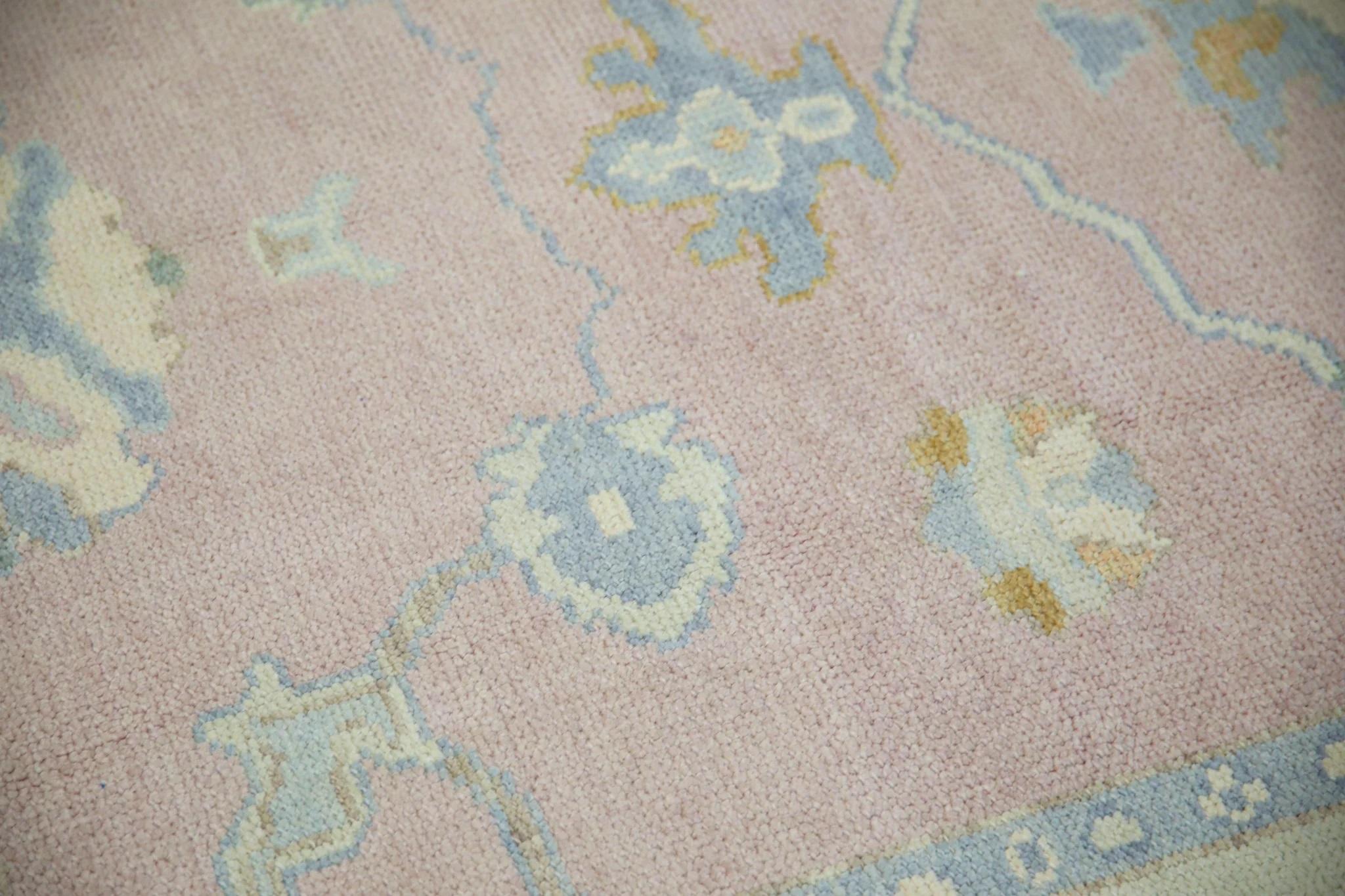 Alfombra turca Oushak de lana tejida a mano con diseño floral rosa y azul 6'5