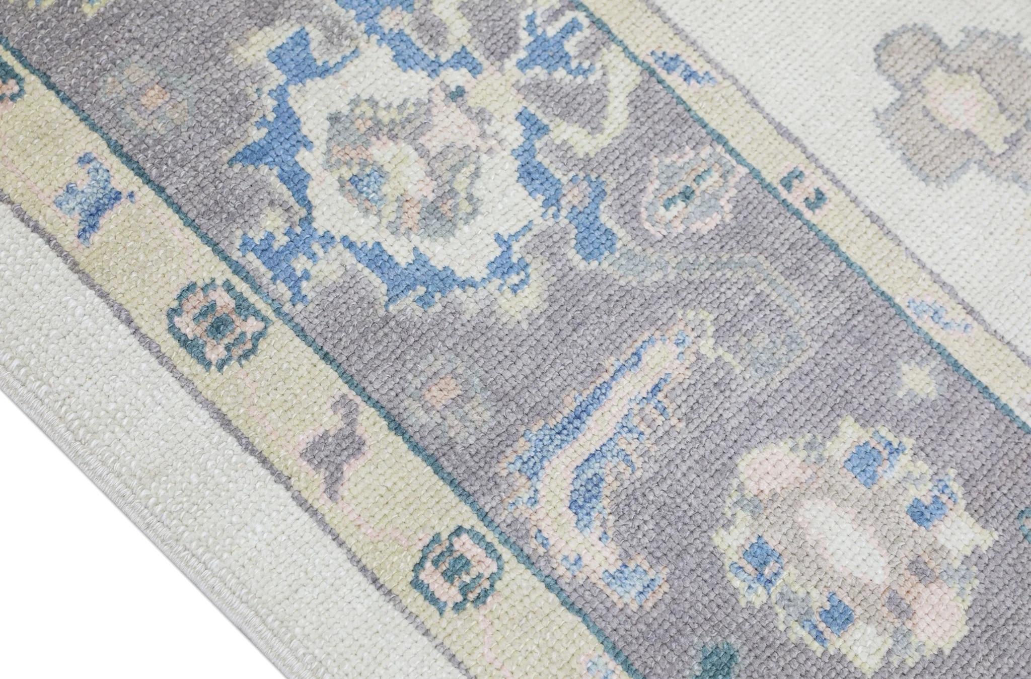 Türkischer Oushak-Teppich aus handgewebter Wolle in Blau und Lila in floralem Design 6'1