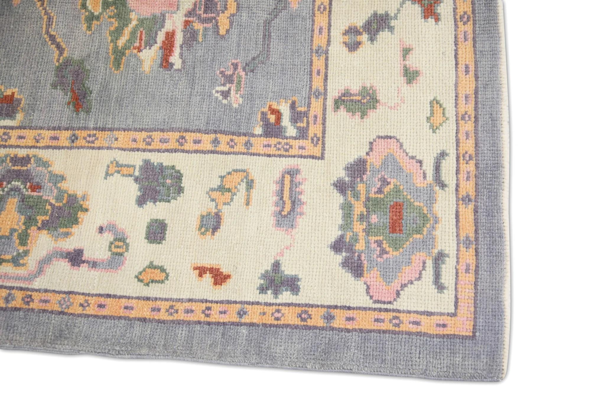 Handgewebter türkischer Oushak-Teppich aus Wolle in Blau und Rosa mit Blumenmuster 4'1