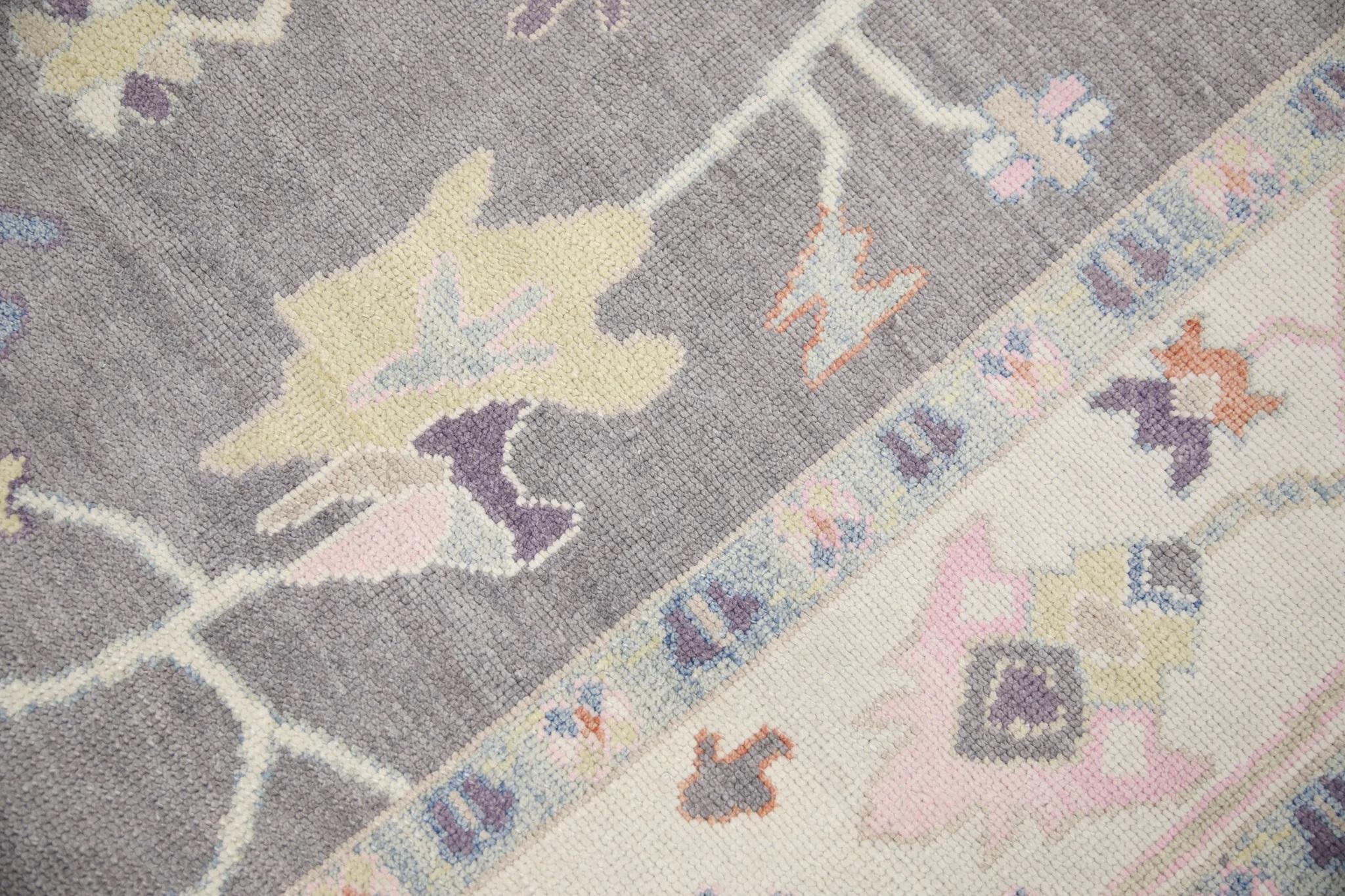 Türkischer Oushak-Teppich aus handgewebter Wolle in Grau mit mehrfarbigem Blumenmuster 8'8