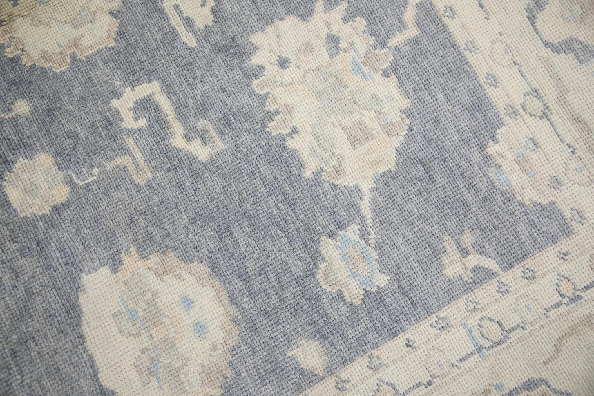 Türkischer Oushak-Teppich aus handgewebter Wolle in grauem, farbenfrohem, geblümtem Design 8'3