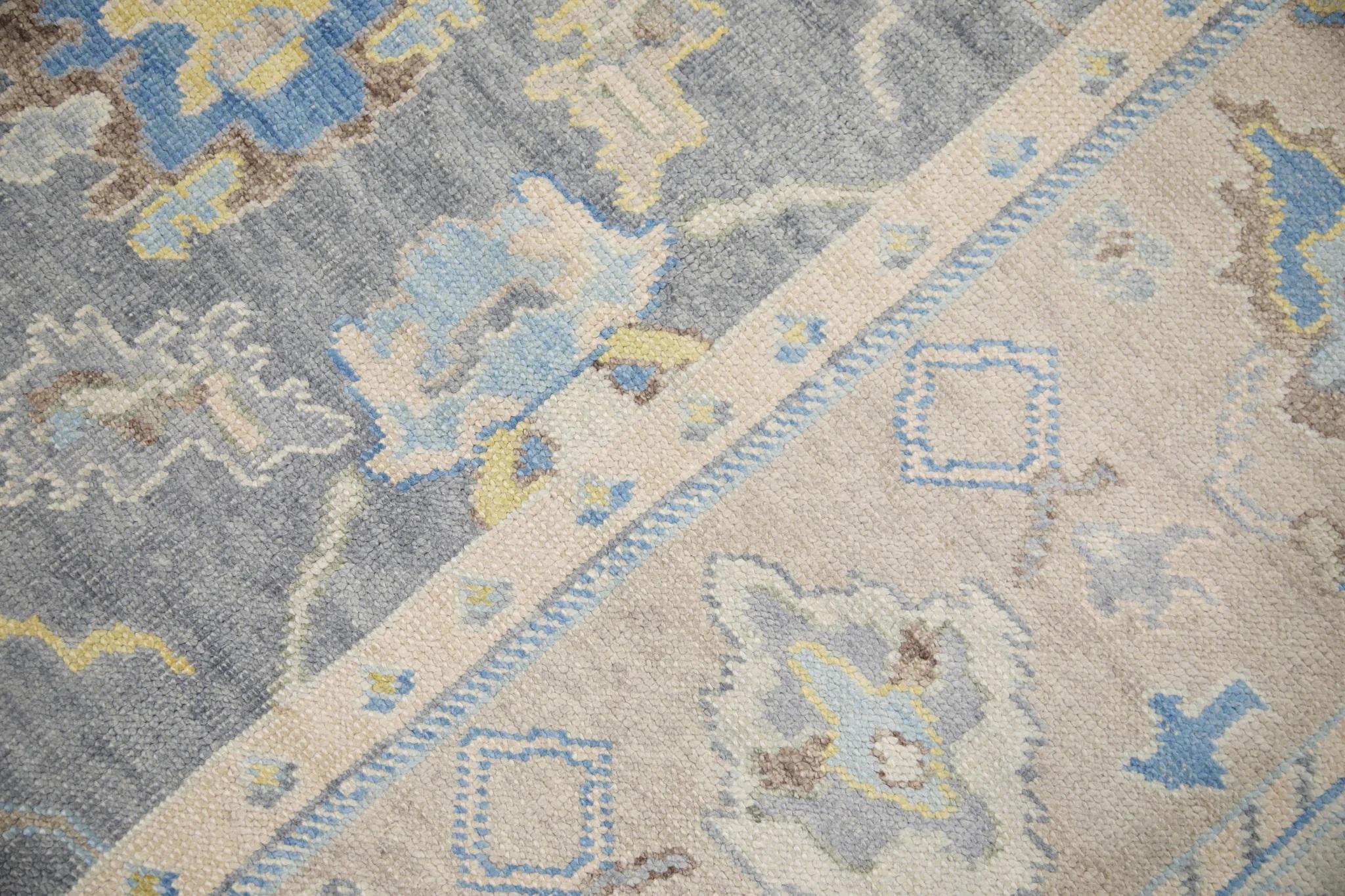 Moderne Tapis turc Oushak en laine à motifs floraux tissés à la main en brun et bleu 7'11