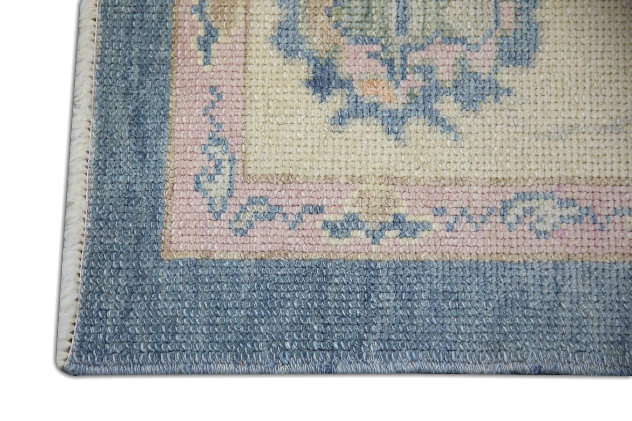 Blauer handgewebter türkischer Oushak-Teppich aus Wolle in rosa geblümtem Design 6'6