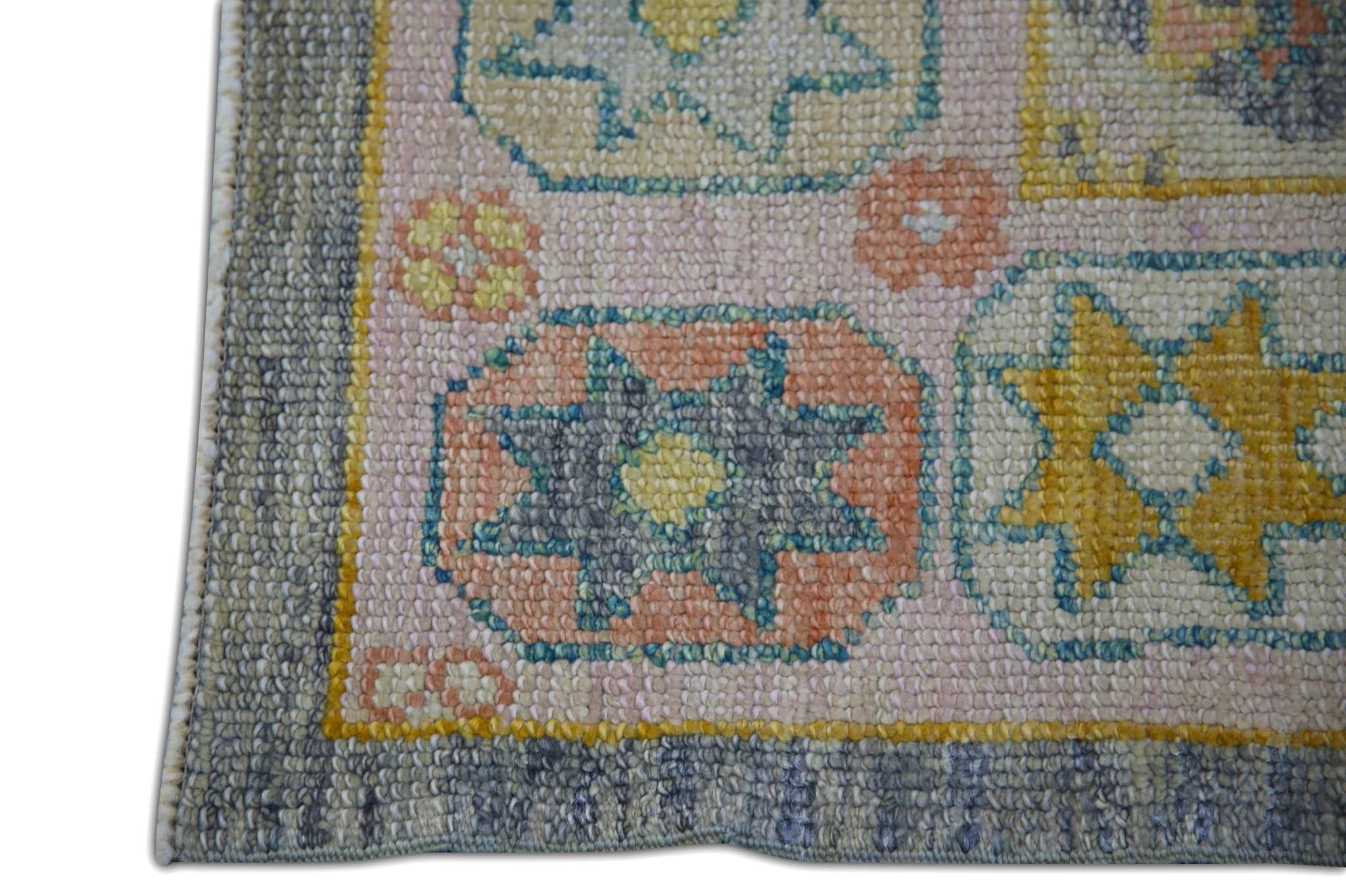 Handgewebter türkischer Oushak-Teppich aus Wolle in Rosa & Lila mit Medaillonmuster 6'3