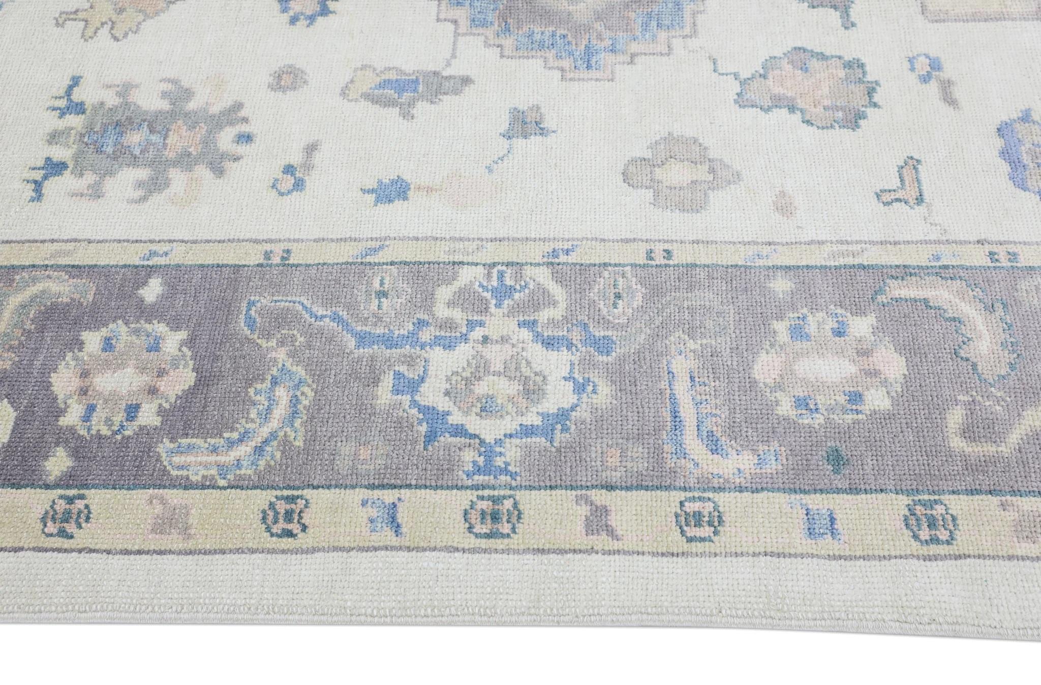 Türkischer Oushak-Teppich aus handgewebter Wolle in Blau und Lila in floralem Design 6'1