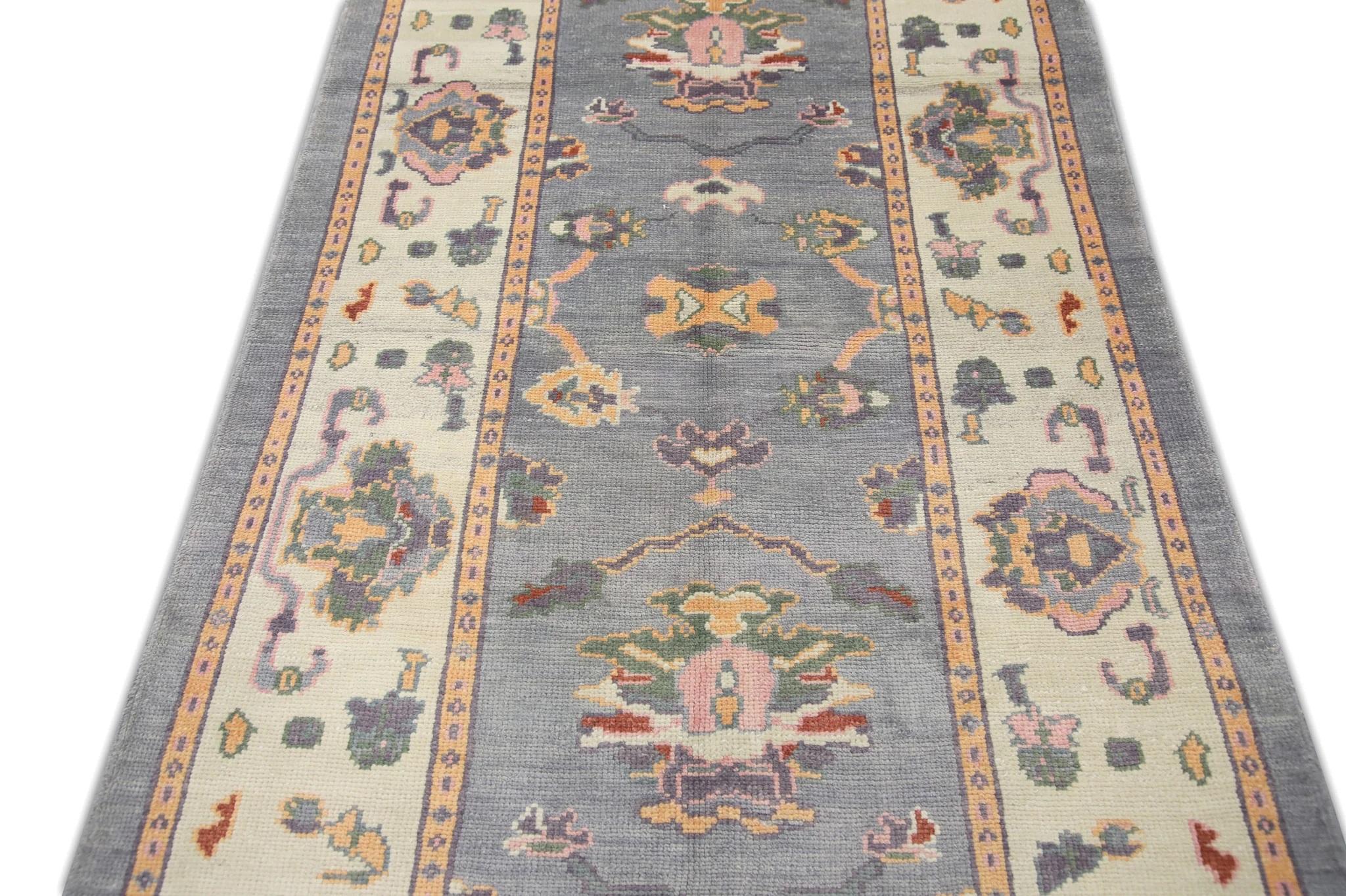 Handgewebter türkischer Oushak-Teppich aus Wolle in Blau und Rosa mit Blumenmuster 4'1