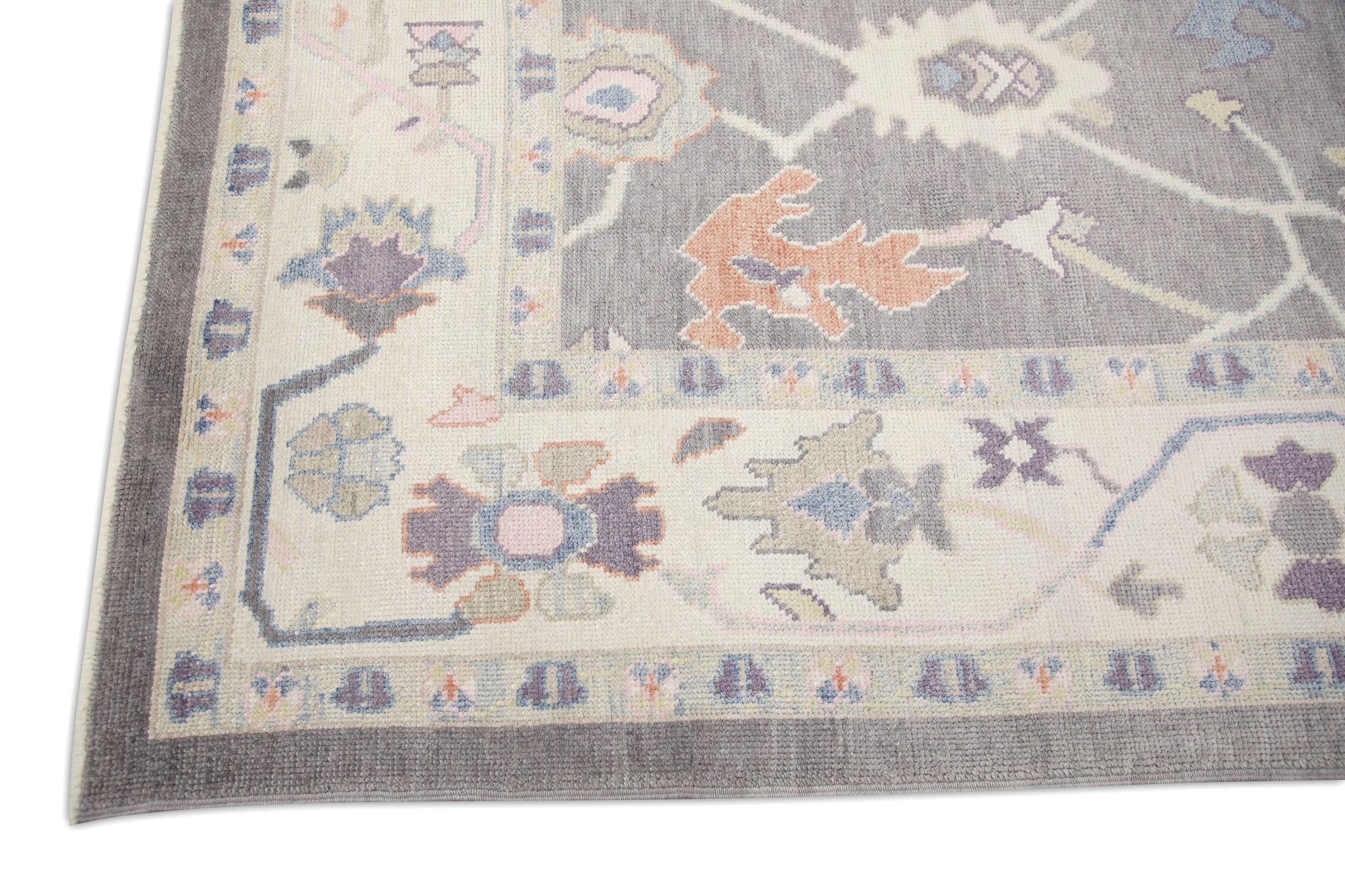 Türkischer Oushak-Teppich aus handgewebter Wolle in Grau mit mehrfarbigem Blumenmuster 8'8