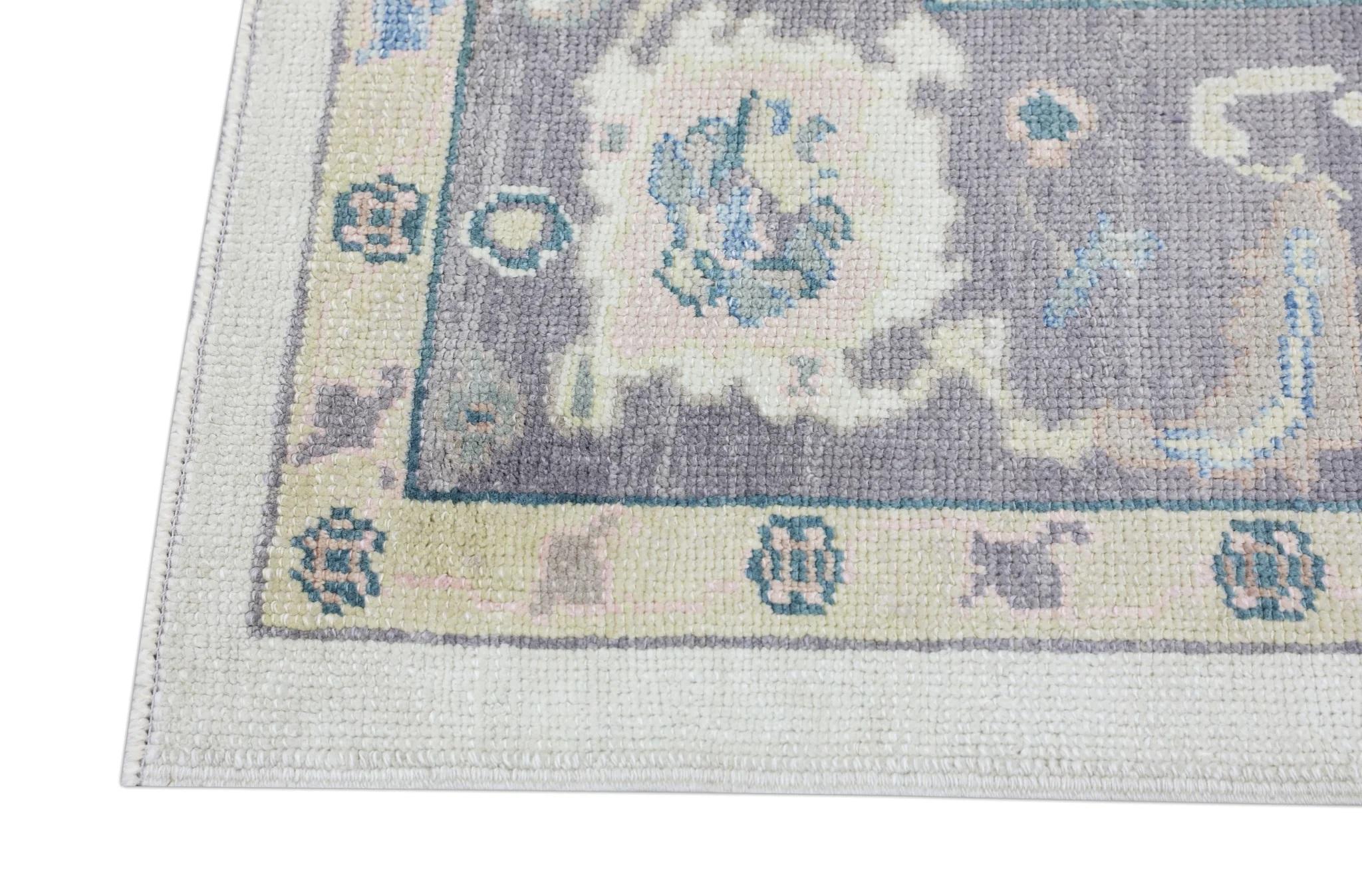 Türkischer Oushak-Teppich aus handgewebter Wolle in Blau und Lila in floralem Design 6'1