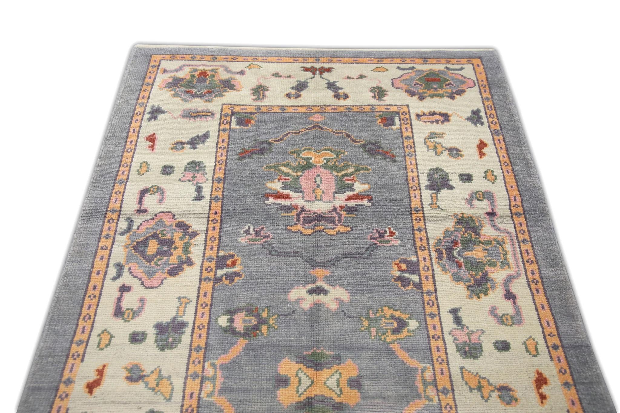Handgewebter türkischer Oushak-Teppich aus Wolle in Blau und Rosa mit Blumenmuster 4'1