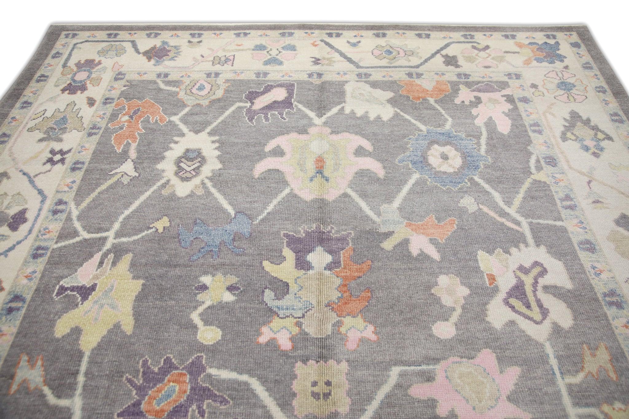 Türkischer Oushak-Teppich aus handgewebter Wolle in Grau mit mehrfarbigem Blumenmuster 8'8