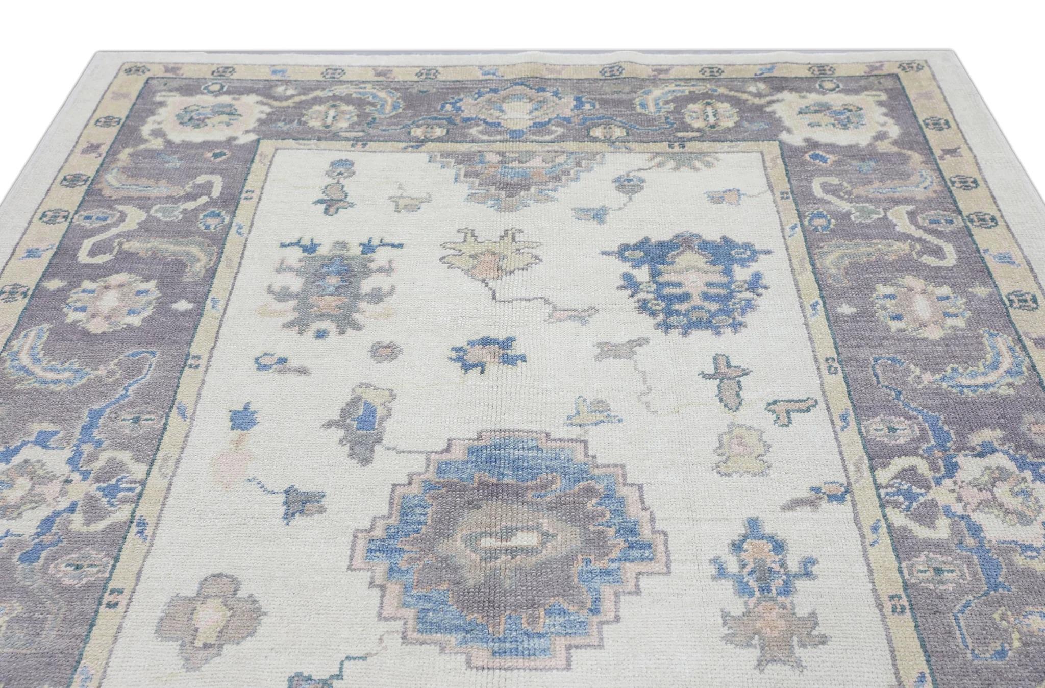 Türkischer Oushak-Teppich aus handgewebter Wolle in Blau und Lila in floralem Design 6'1
