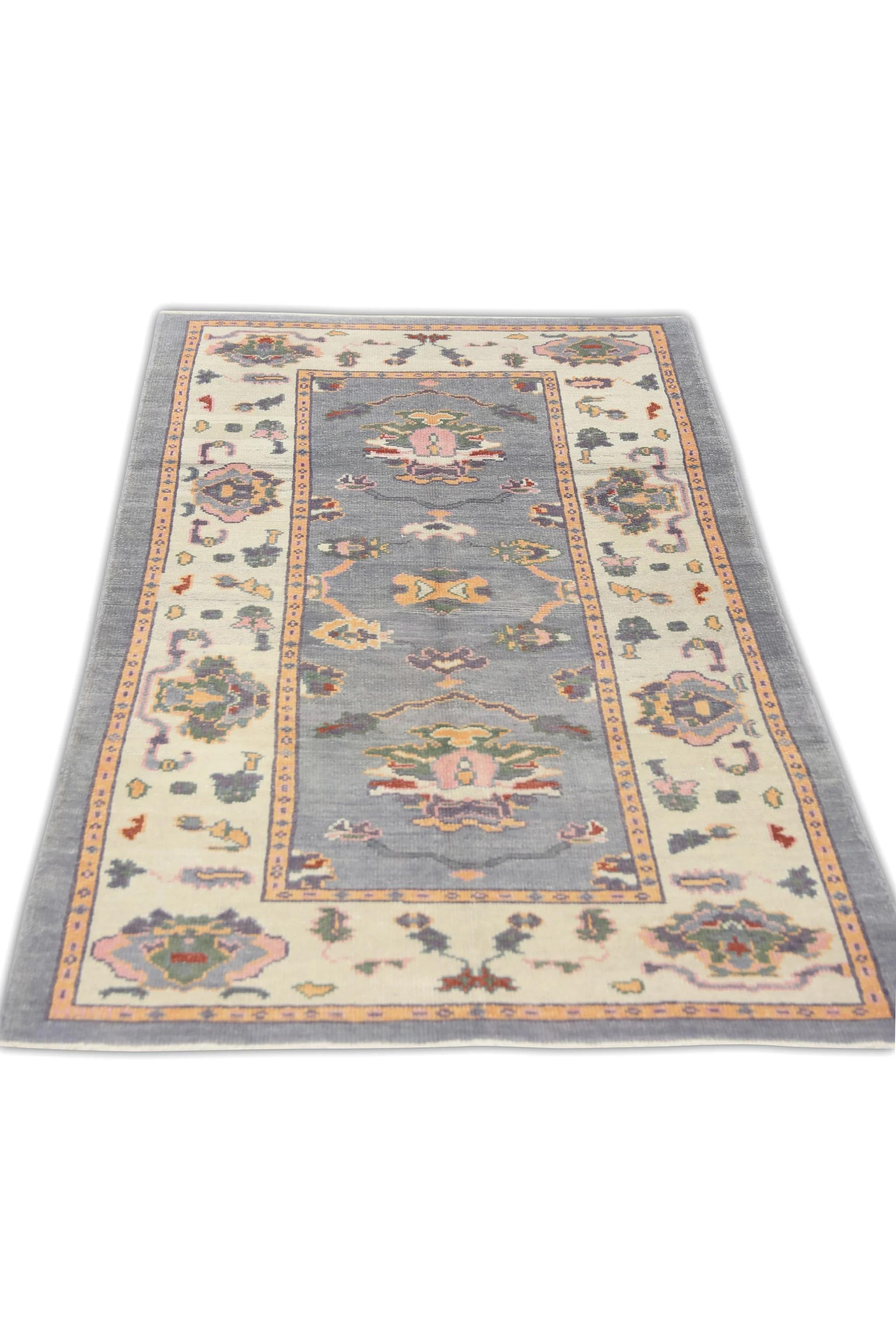 Handgewebter türkischer Oushak-Teppich aus Wolle in Blau und Rosa mit Blumenmuster 4'1