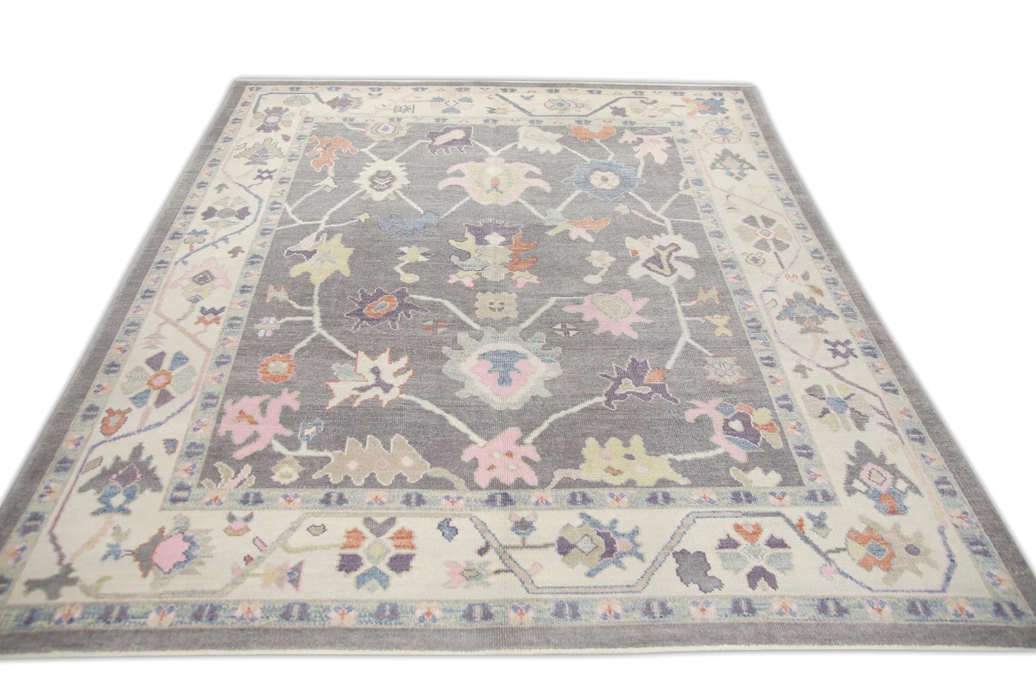 Türkischer Oushak-Teppich aus handgewebter Wolle in Grau mit mehrfarbigem Blumenmuster 8'8